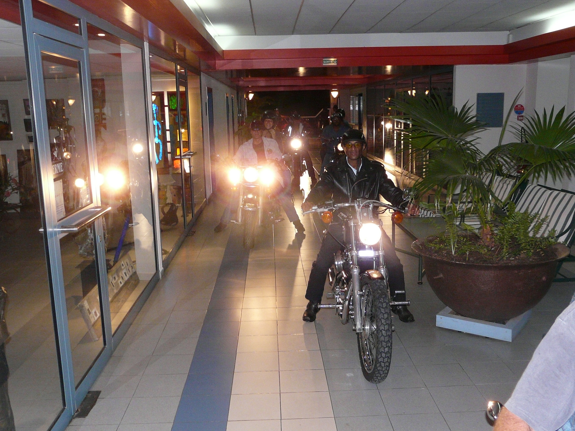 Niveau -1, vrombissements garantis pour les bécanes qui fêtent aussi la musique