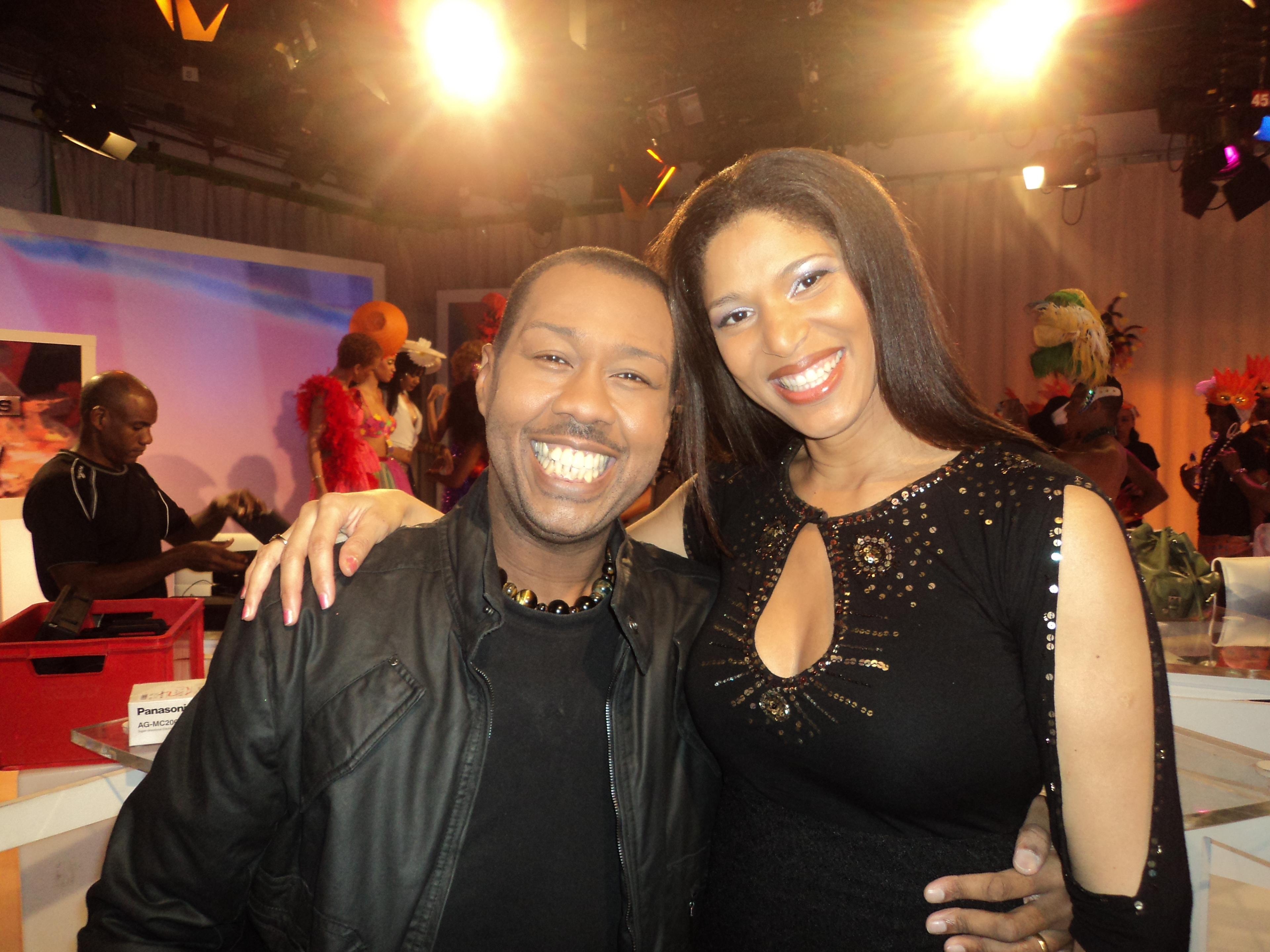 "Dadou" et N'Jie, chanteuse au "Coeur de Soie" qui "Chaque Seconde" exprime "Avec Sincérité" sa sensualité! 