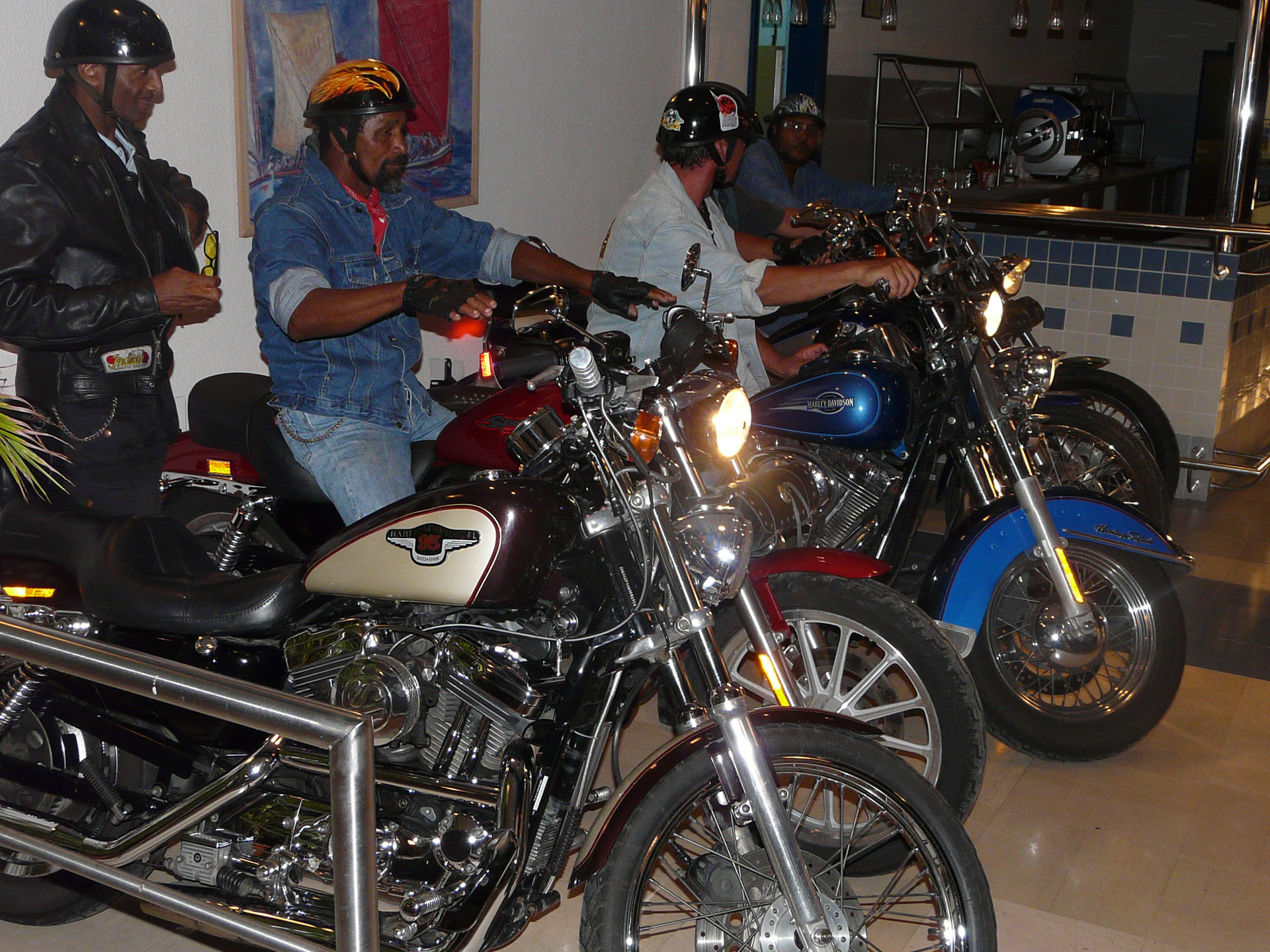 Les motards et leurs sublimes Harley Davidson en plein préparatifs