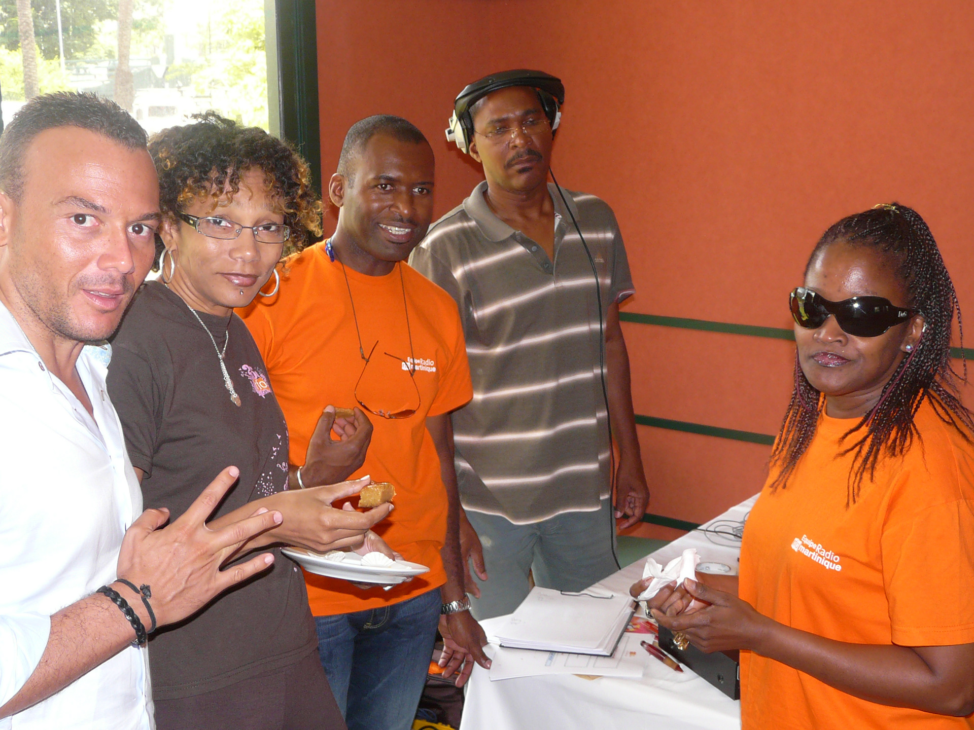 Perfectionniste, Jeremy Edouard (ext g.), toujours aux cotés de son staff technique afin de s’assurer du bon déroulement du direct