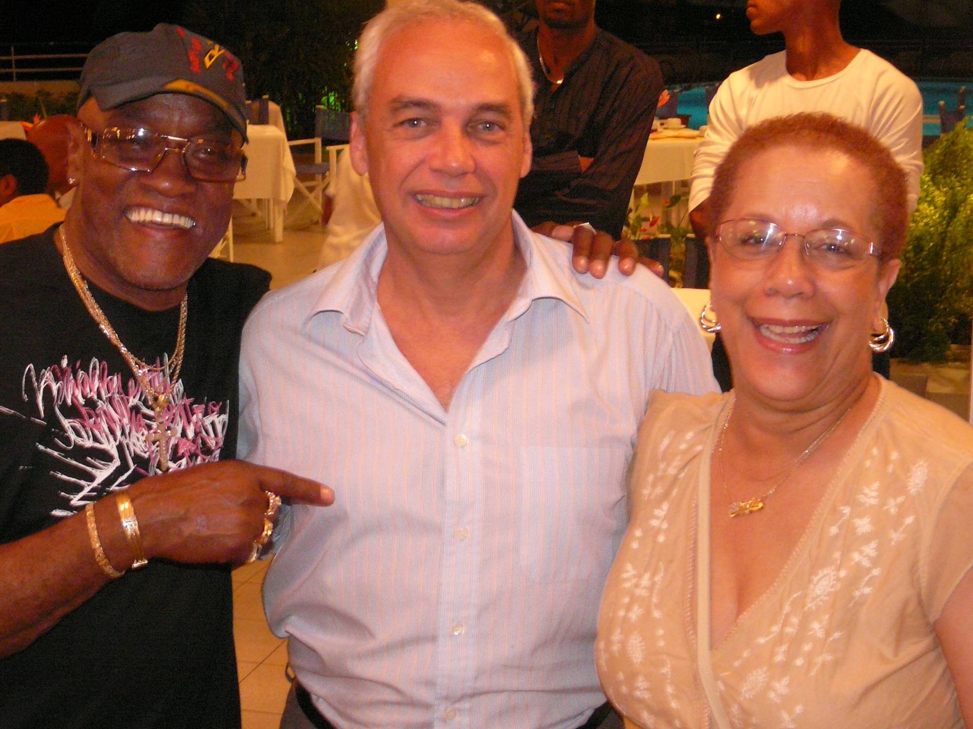 Le Crooner Américain Billy Paul et Blanche, son épouse, en compagnie de Donald Monplaisir