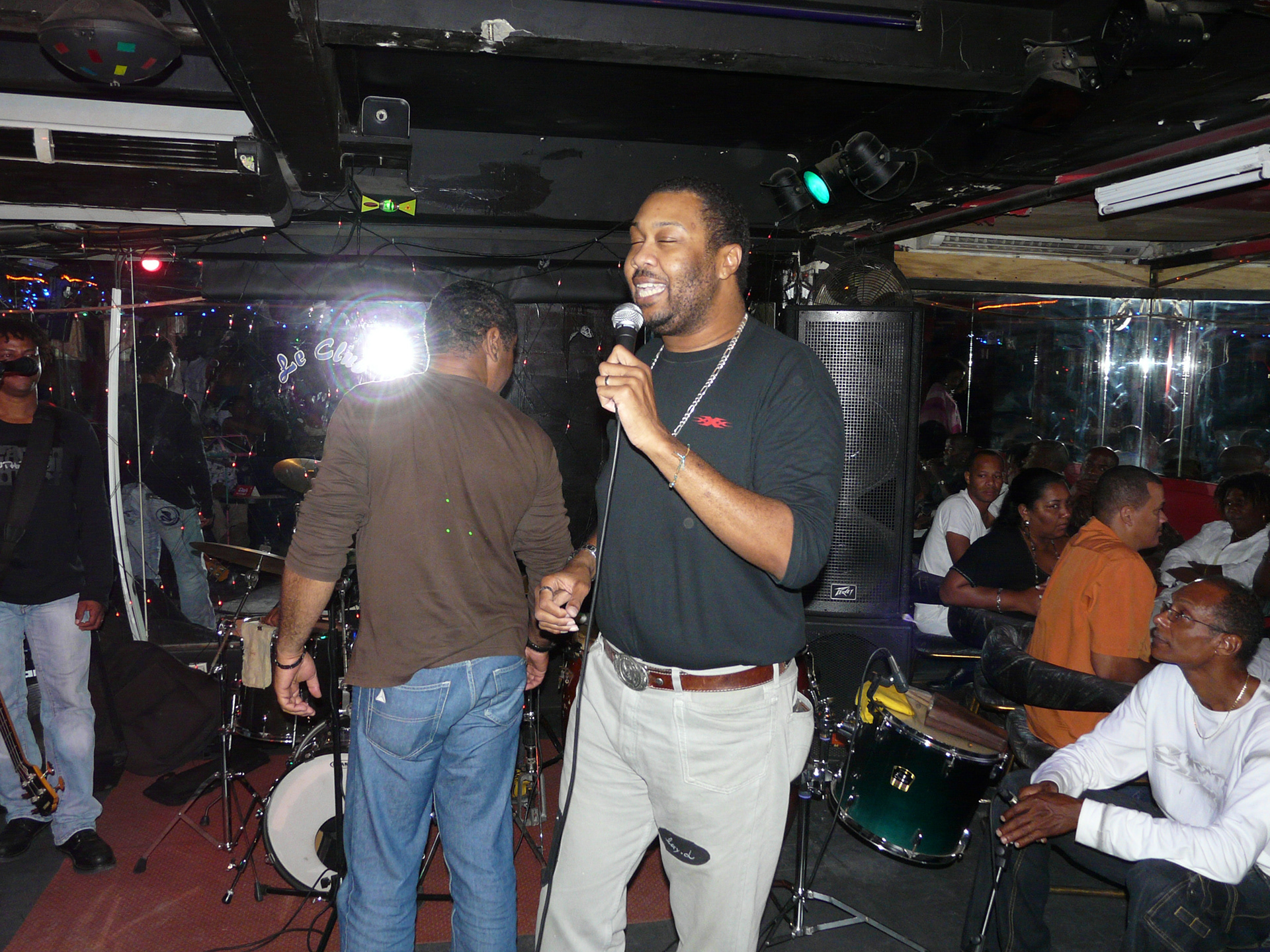 L'hôte de l'événement accueille ses sirènes d'un soir... 