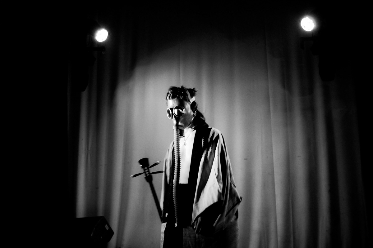 Performance Dimanche Rouge © Astrid Karoual