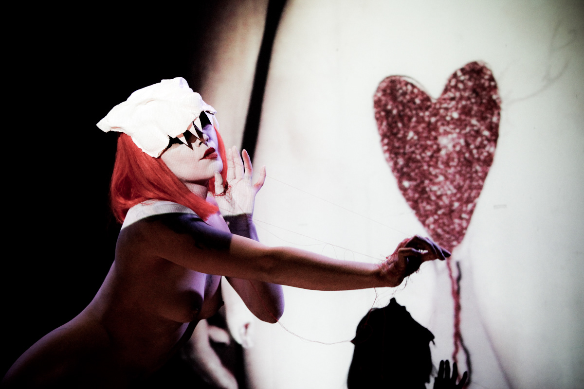 Performance Dimanche Rouge © Astrid Karoual