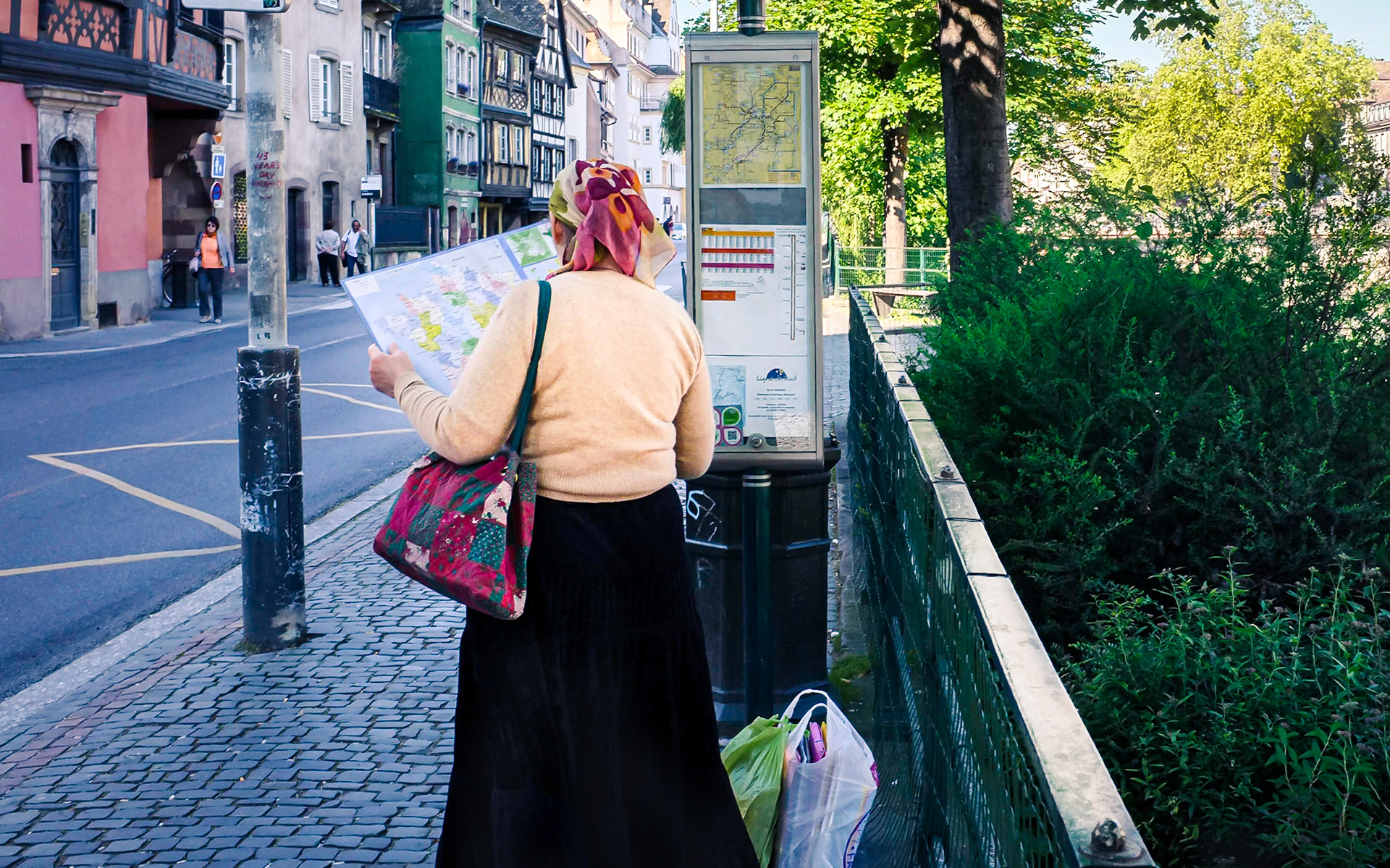 Quai des Bateliers juste avant la passerelle au dessus de l'Ill