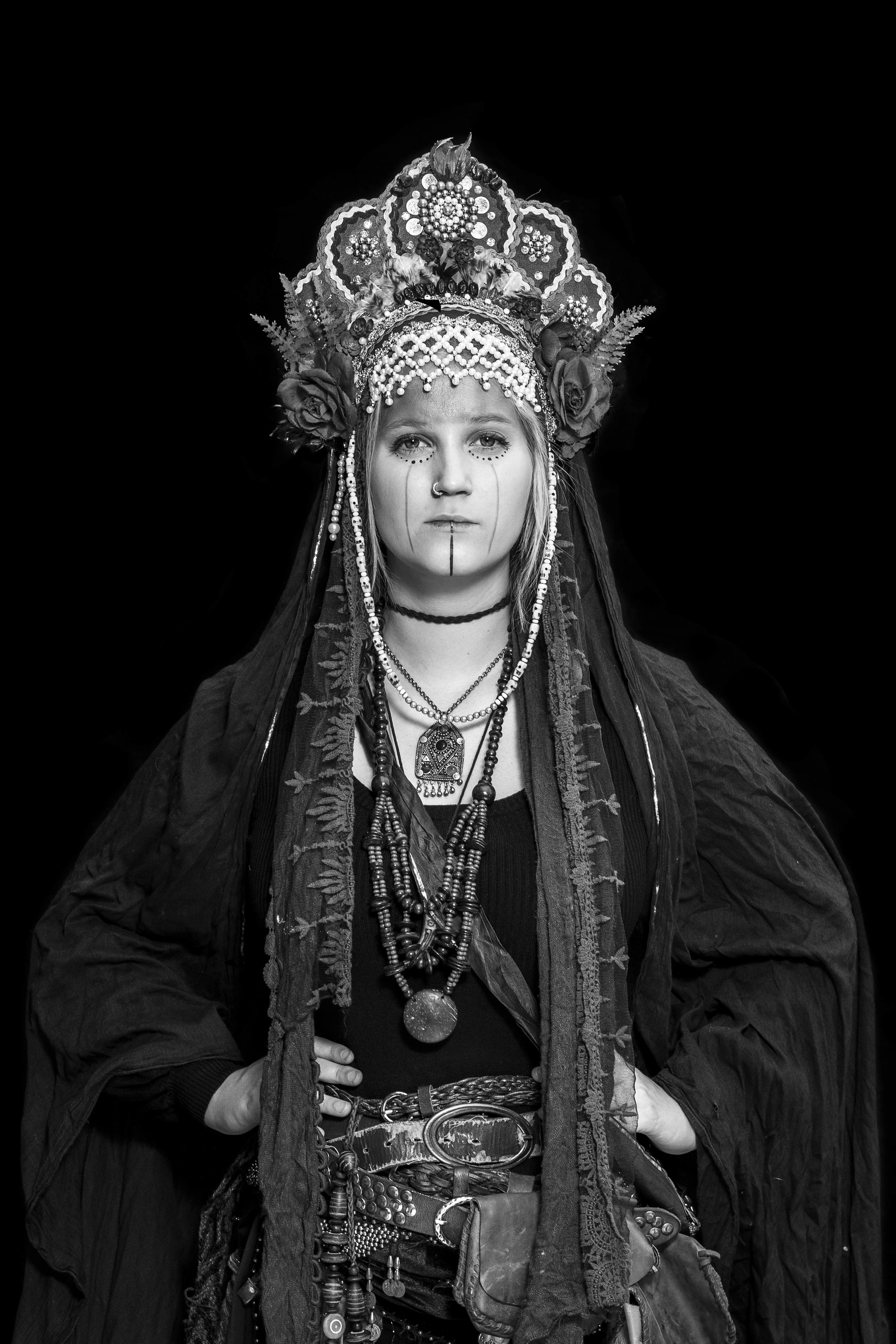 Portraitfotografie schwarz-weiß, Königin mit Krone