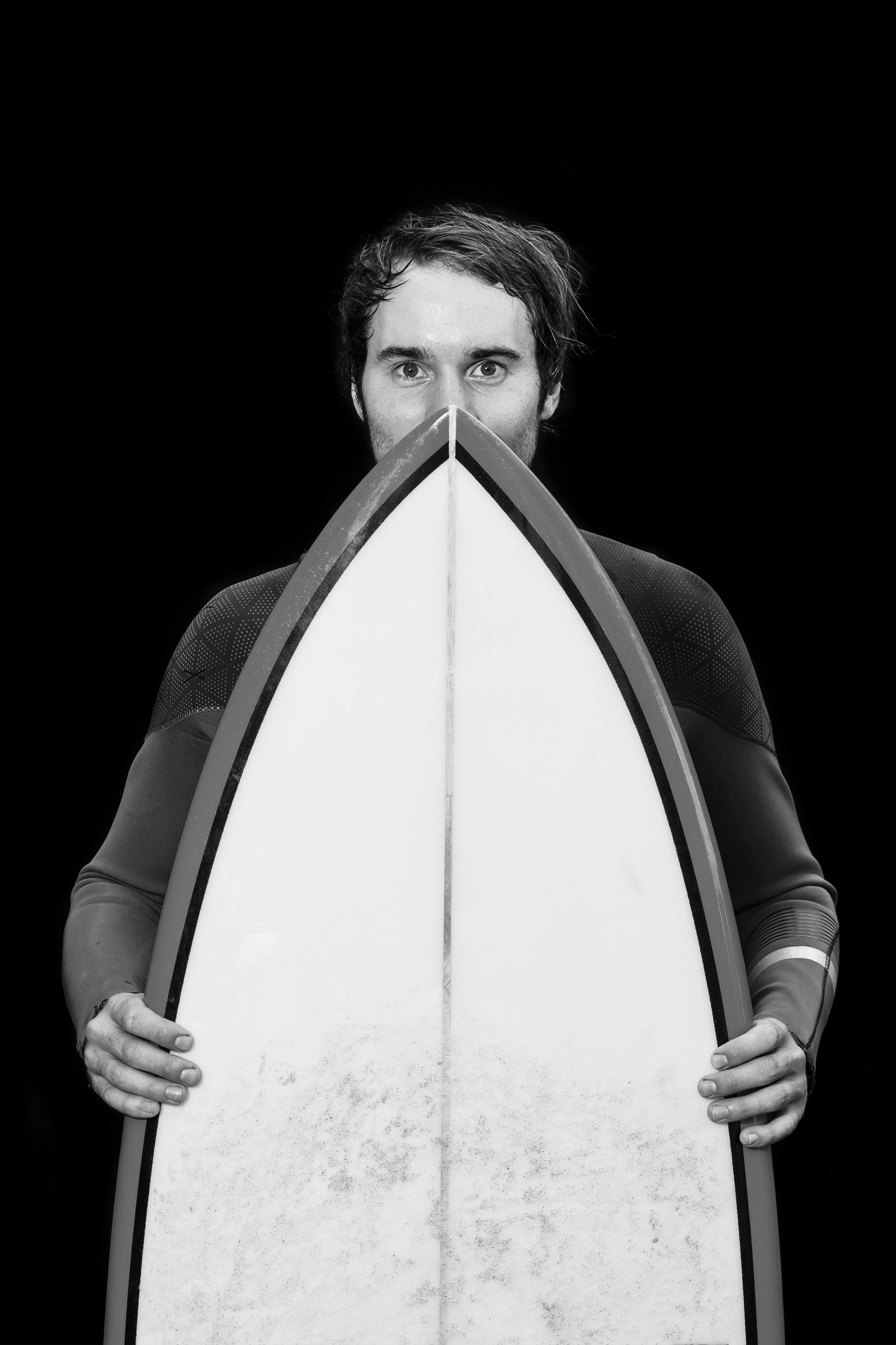 Portraitfotografie schwarz-weiß; Surfer