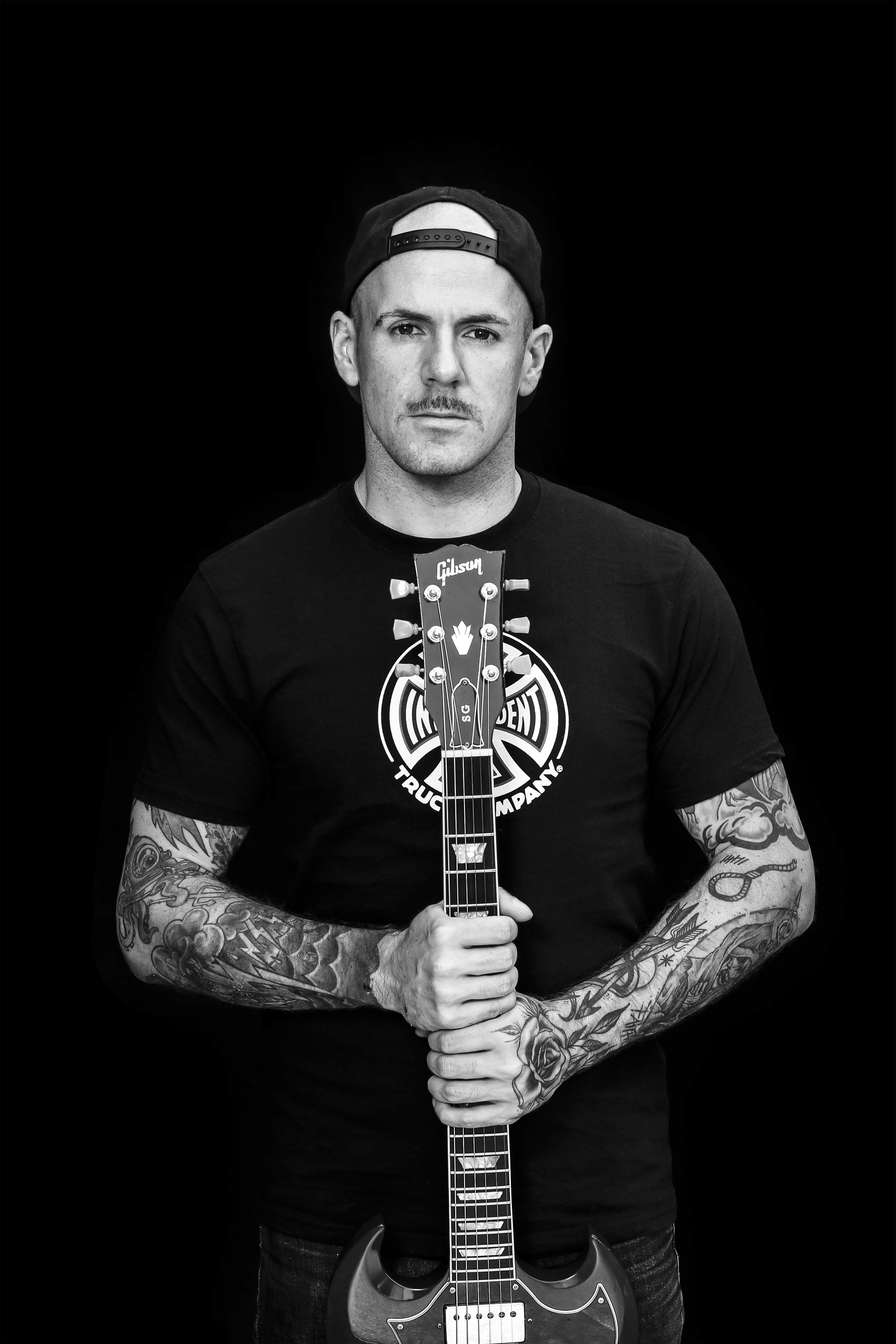 Portraitfotografie schwarz-weiß; Gitarrist