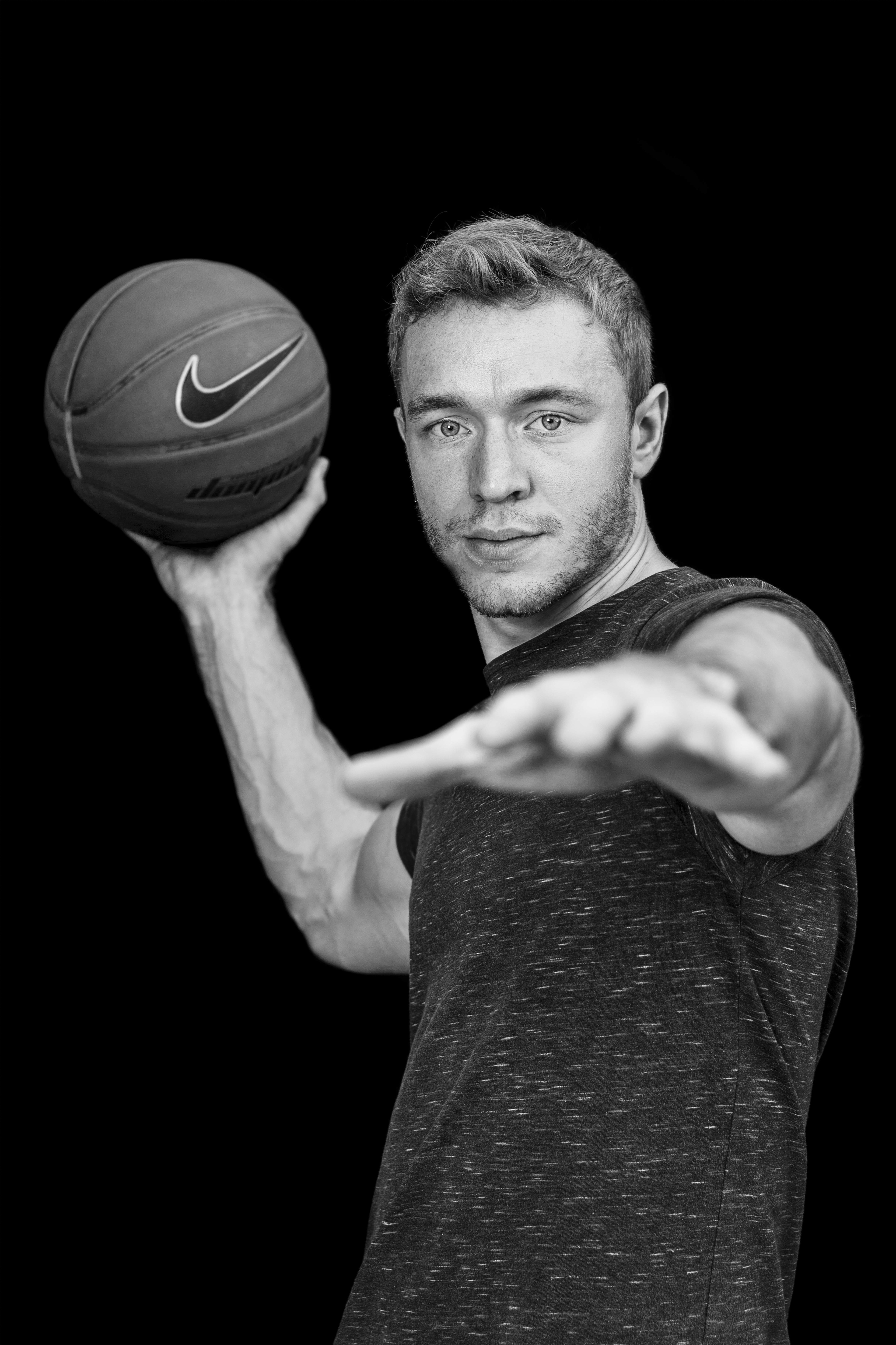 Portraitfotografie schwarz-weiß; Basketballer