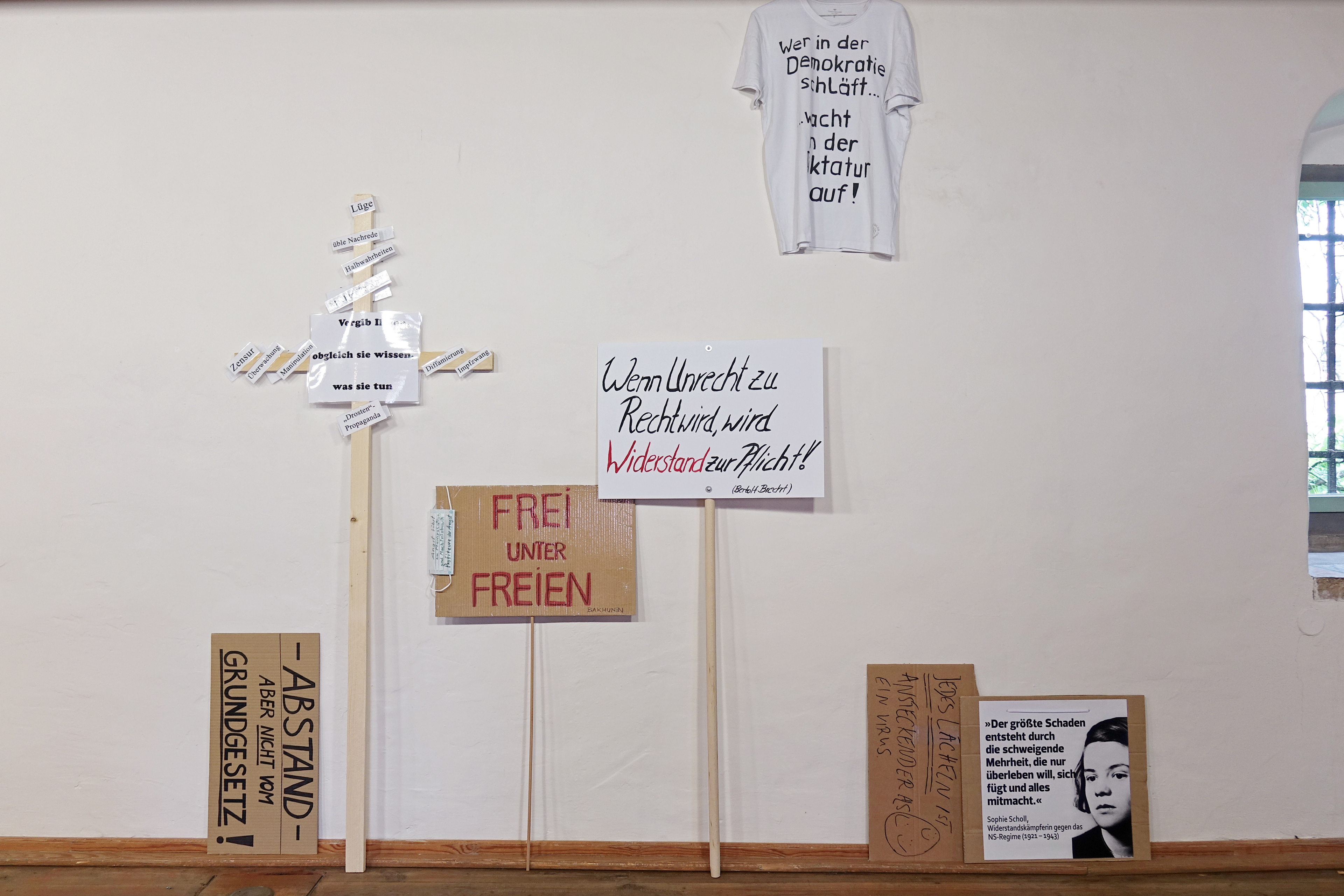 „Abstand/aber nicht vom Grundgesetz!“, Köln, 23.05.2020 „Vergib Ihnen, obgleich sie wissen, was sie tun“, München, 16.05.2020 „Angst führt zu Manipulation und Machtmissbrauch“, Göttingen, 23.05.2020 „Frei unter Freien“, München, 23.05.2020 „Wenn Unrecht zu Recht wird, wird Widerstand zur Pflicht!“, 19.05.2020 „Wer in der Demokratie schläft...“, München, 12.09.2020 „Jedes Lächeln ist ansteckender als ein Virus“, Nürnberg, 23.05.2020 Zitat Sophie Scholl, München, 17.04.2021