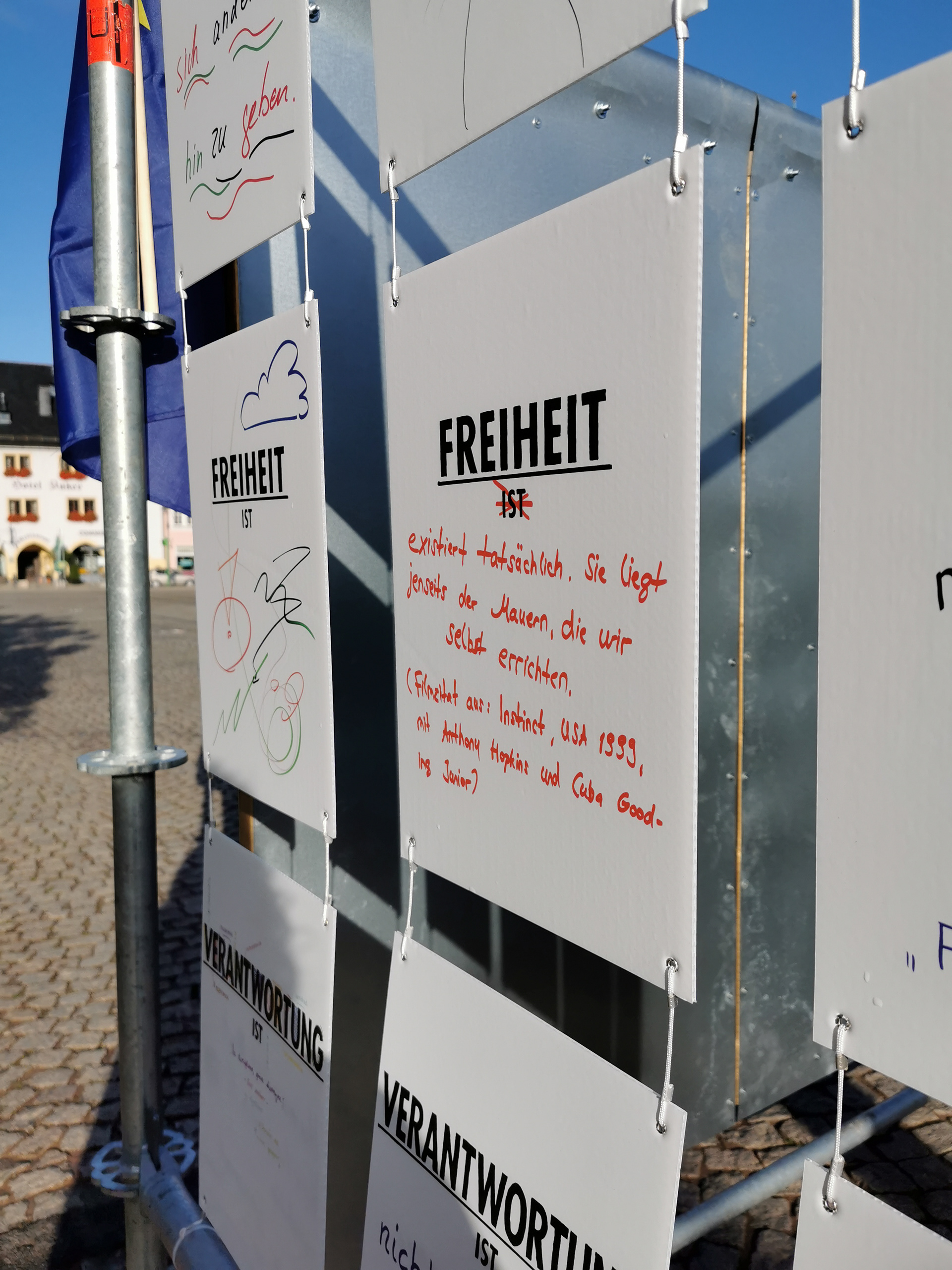 Ausstellungsansicht KEIN SCHÖNER___IN DIESER ZEIT, Marktplatz Saalfeld