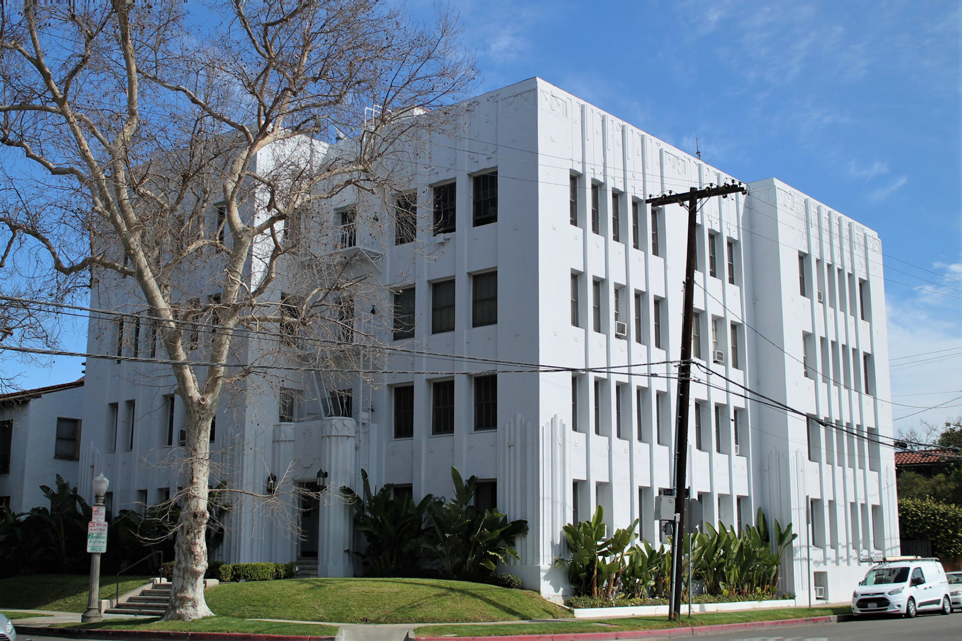 Deco Index 100 N Sycamore Apartments