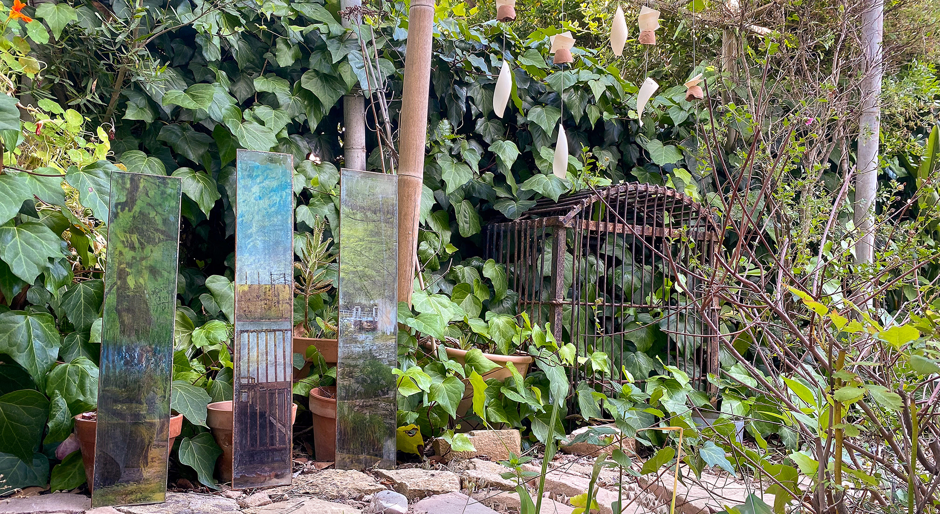 Installation en plein air St Mandrier 2026, photos sur verre et ruban de cuivre oxydé, carillon en terre de Provence