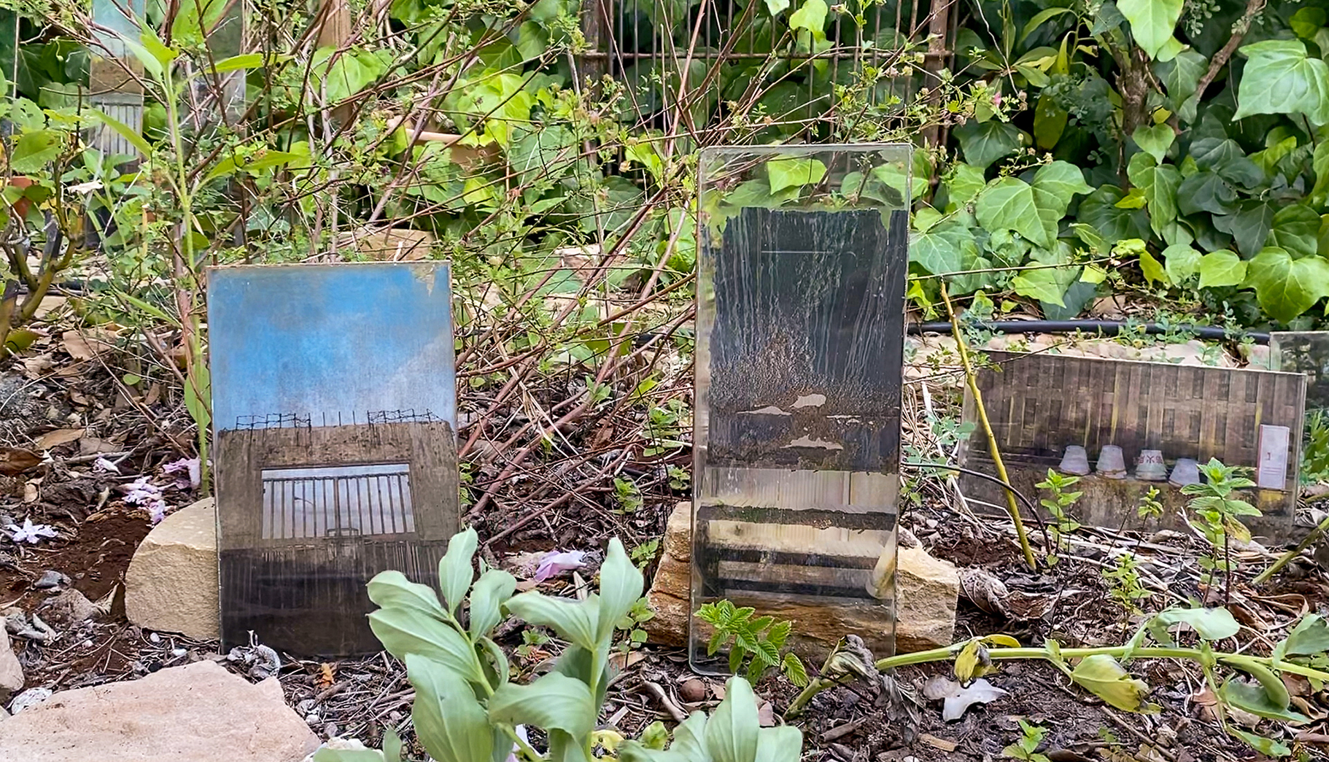 Installation en plein air St Mandrier 2026, photos sur verre et ruban de cuivre oxydé (de gauche à droite : porte, collection privée; escalier, collection privée; seaux)