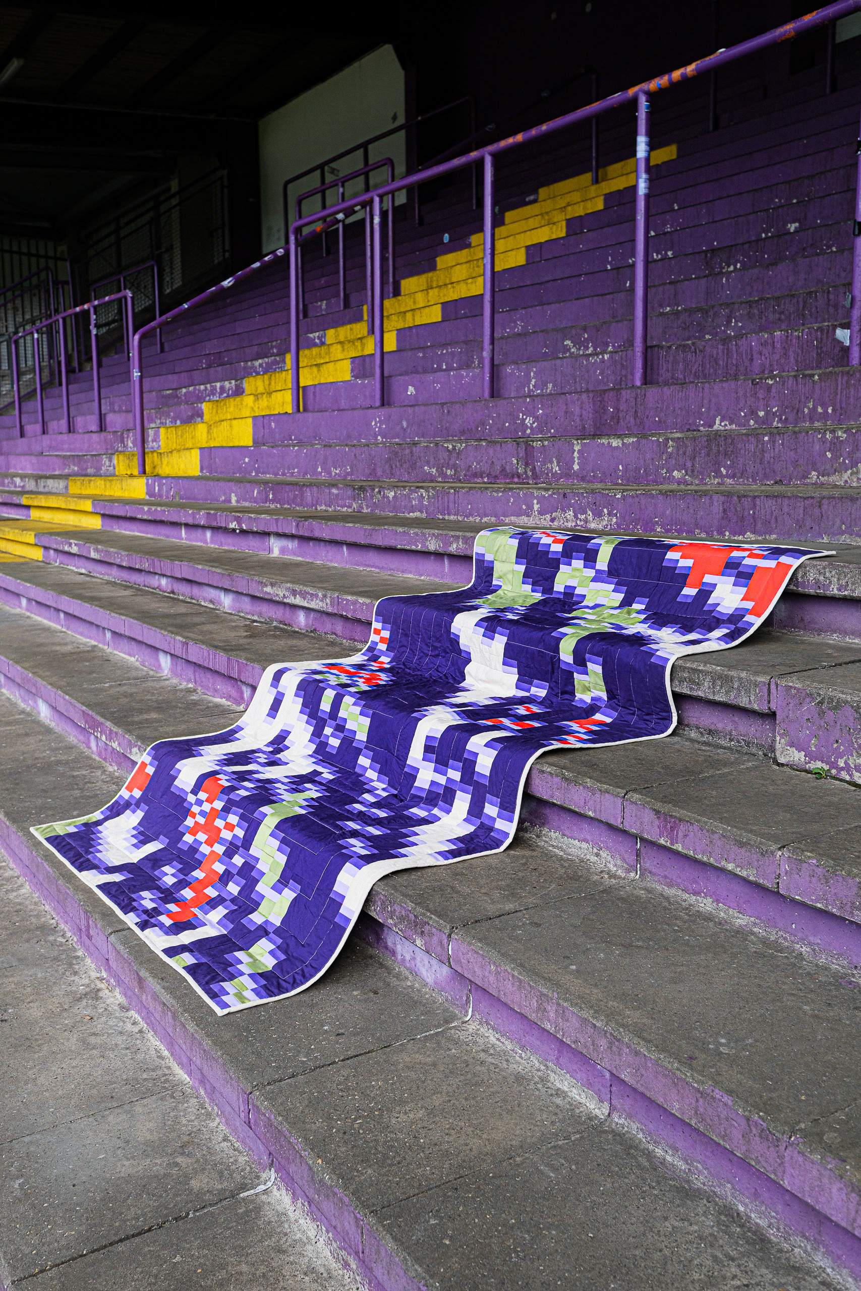 Patchworkquilt "Bremer Brücke" zum Thema Atmosphären in Osnabrück fotografiert im Fußballstadion des VFL Osnabrück