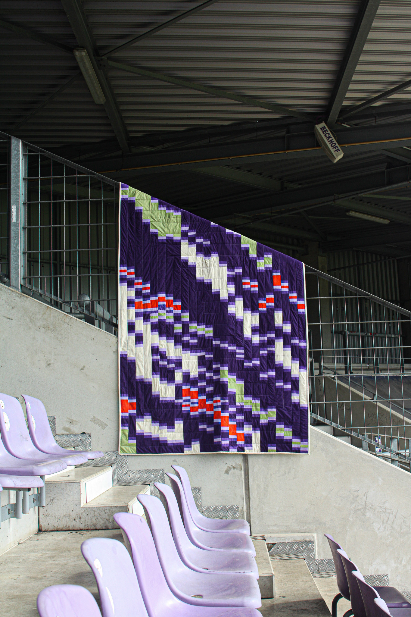 Patchworkquilt "Bremer Brücke" zum Thema Atmosphären in Osnabrück fotografiert im Fußballstadion des VFL Osnabrück