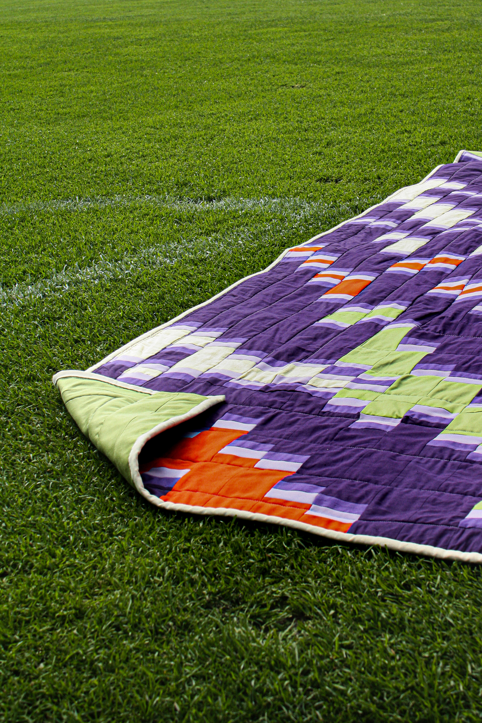 Patchworkquilt "Bremer Brücke" zum Thema Atmosphären in Osnabrück fotografiert im Fußballstadion des VFL Osnabrück