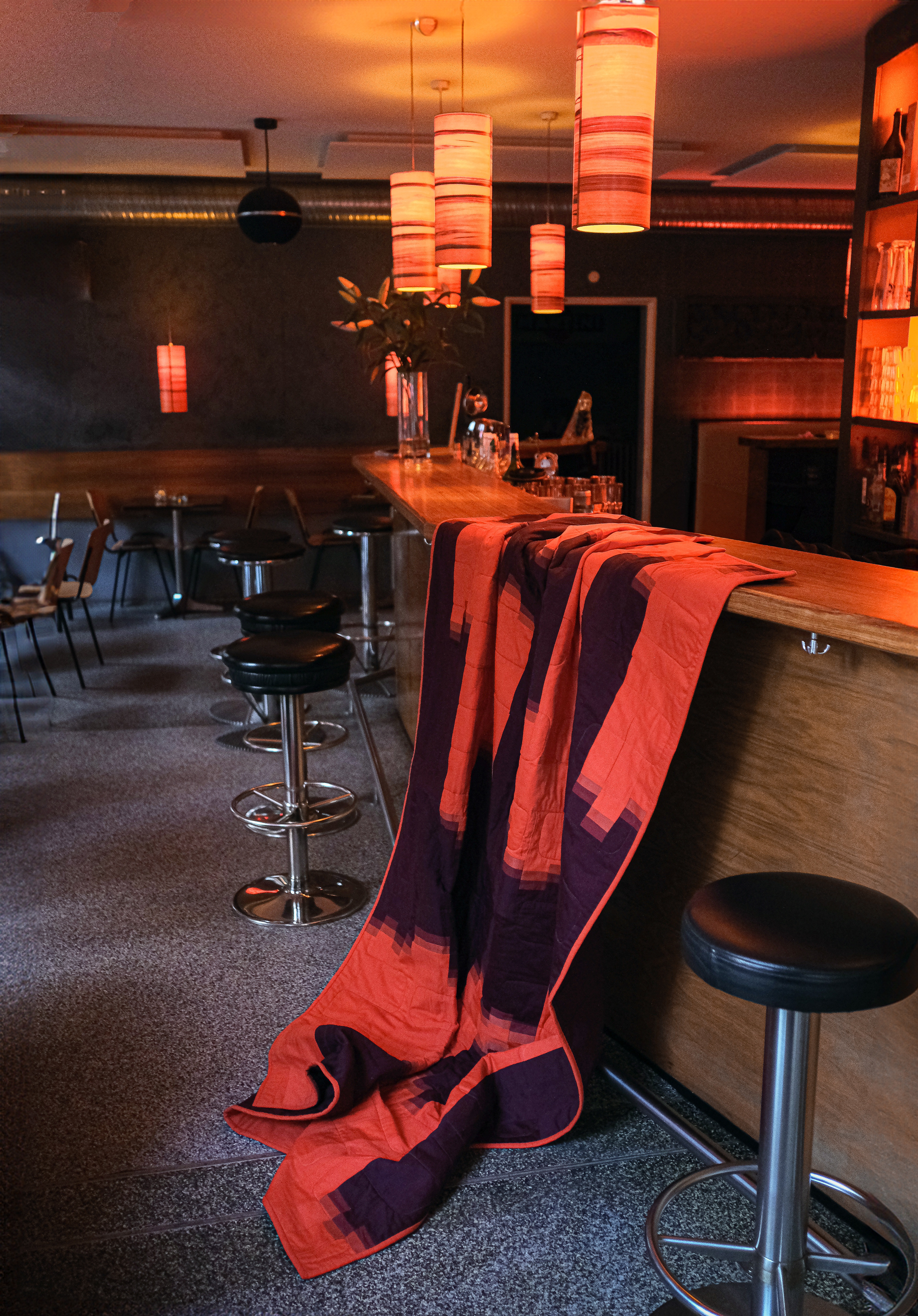 Patchworkquilt Tiefenrausch zum Thema Atmosphären in Osnabrück fotografiert in der Bar Tiefenrausch.