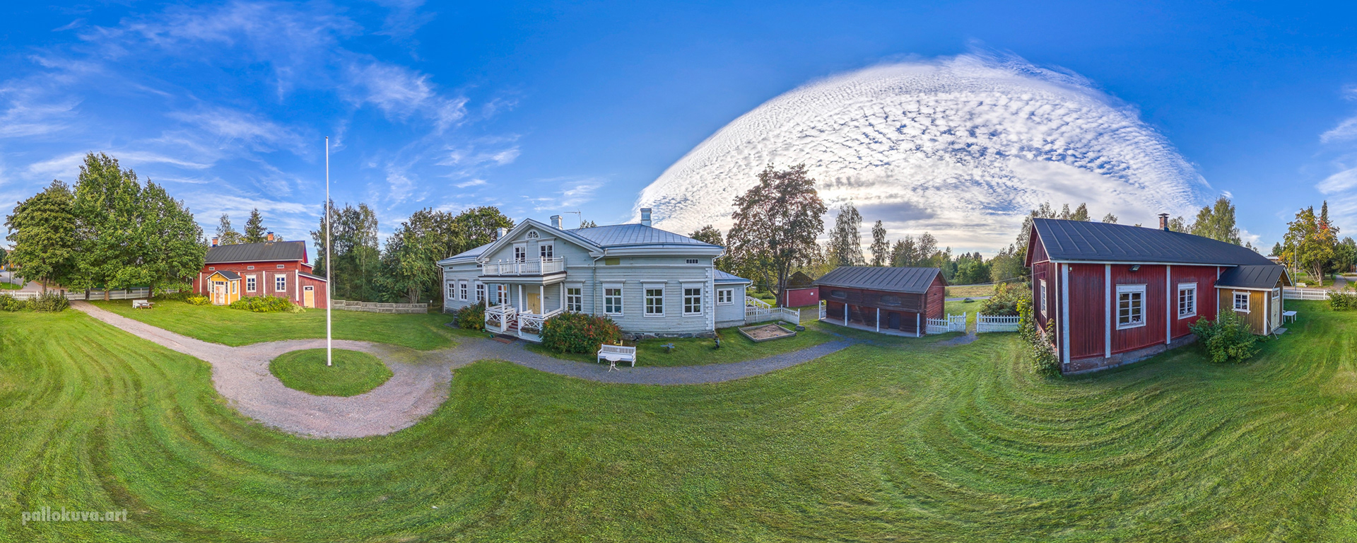 🇬🇧 Clouds Over the Manor ○○○ 🇫🇮 Pilvet kartanon yllä