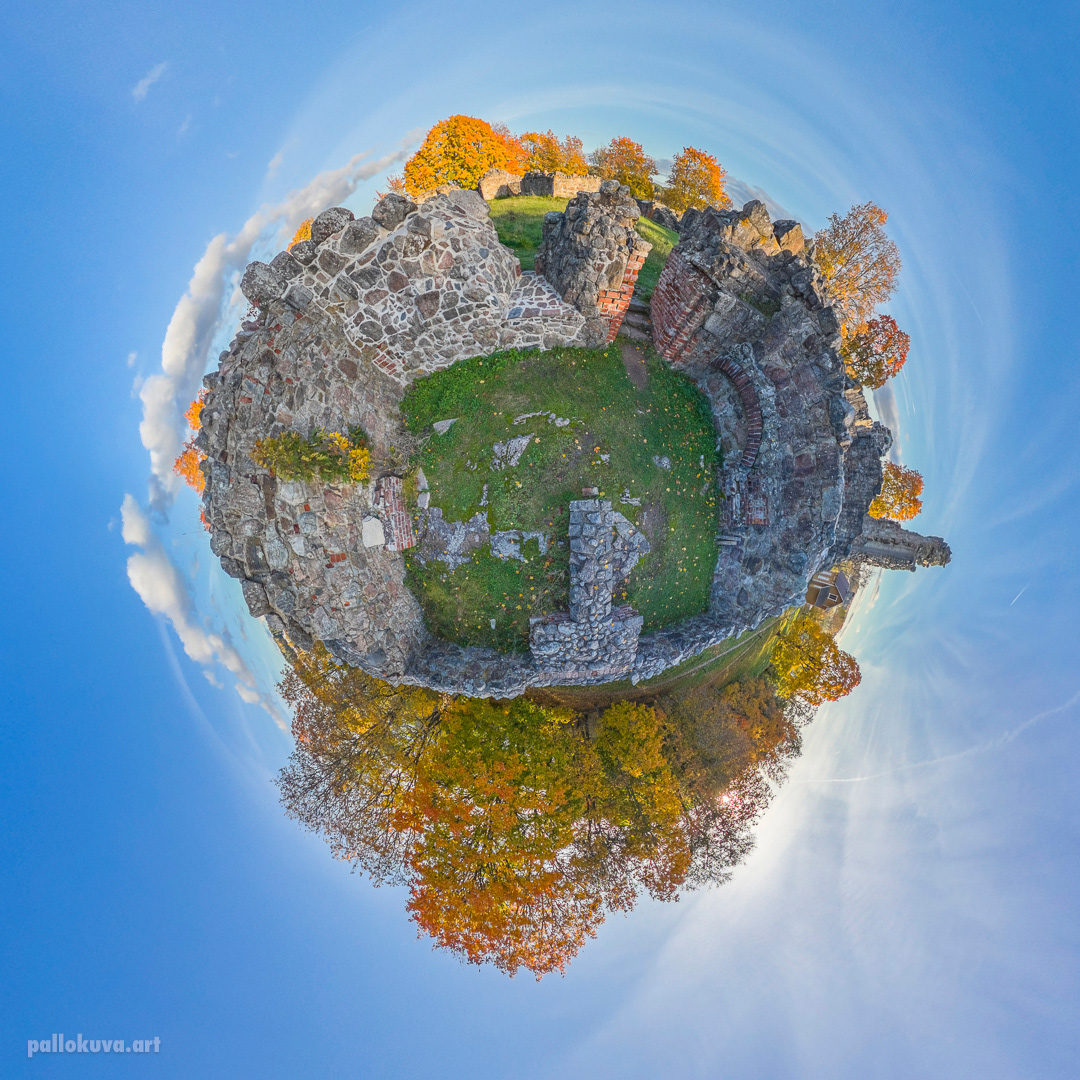Castle Ruins in Fall Colors 3 / Linnanraunion ruskaa 3