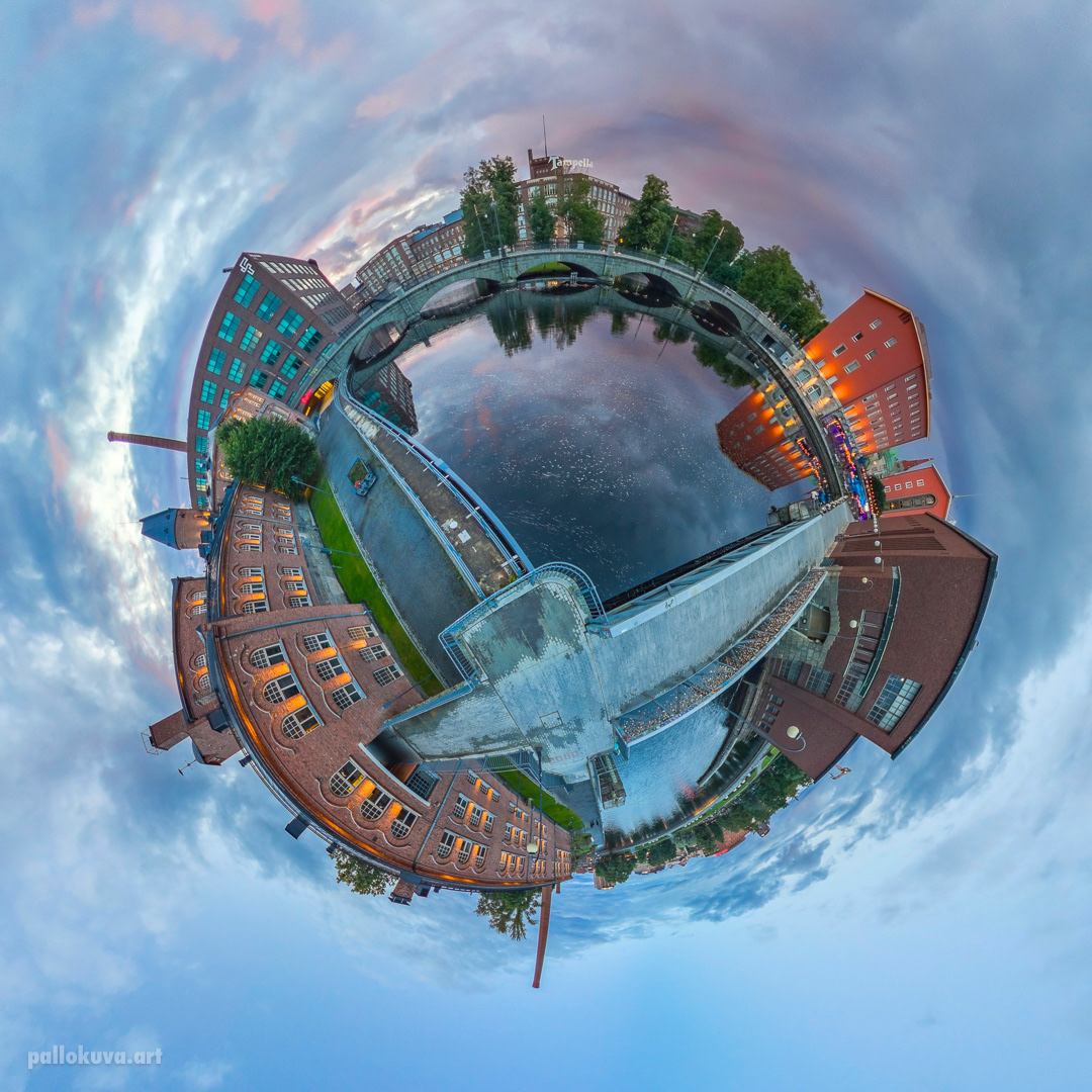 Dam Bridge at Blue Hour / Sinisen hetken patosilta 1