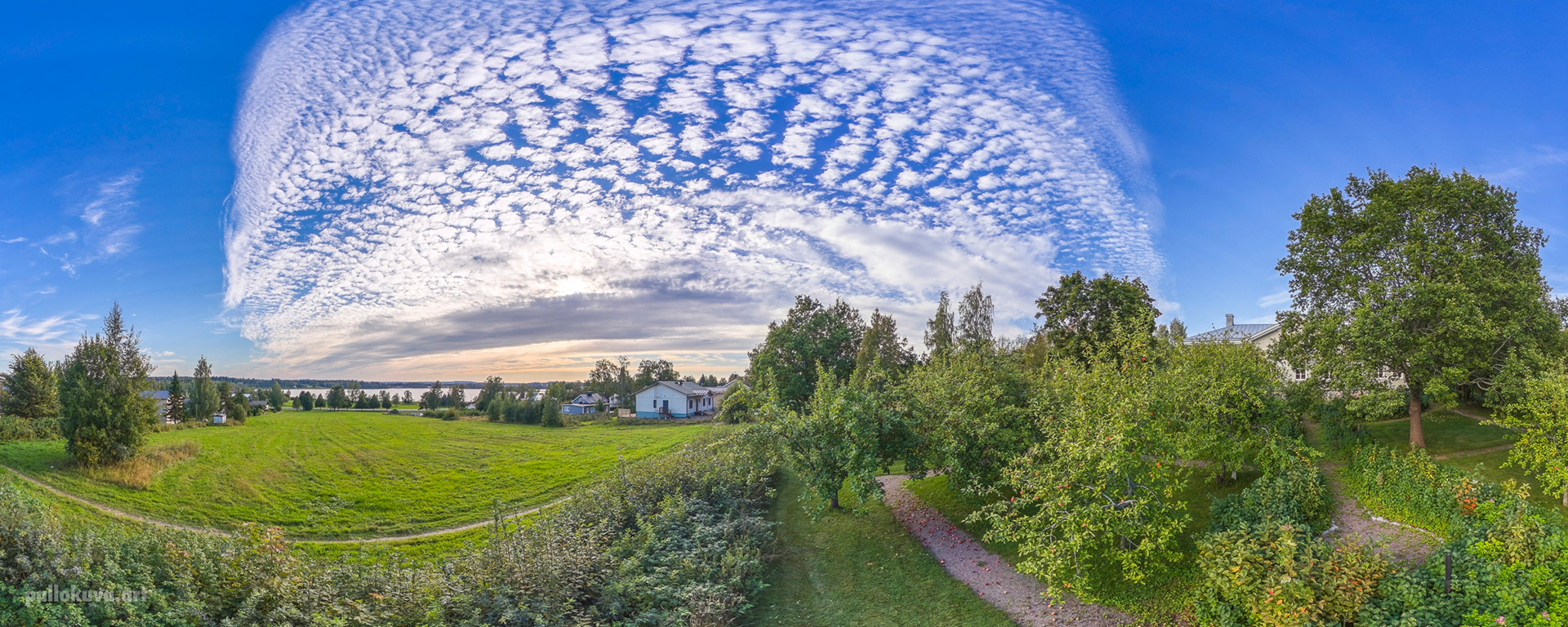 🇬🇧 Clouds Over the Garden ○○○ 🇫🇮 Pilvet puutarhan yllä