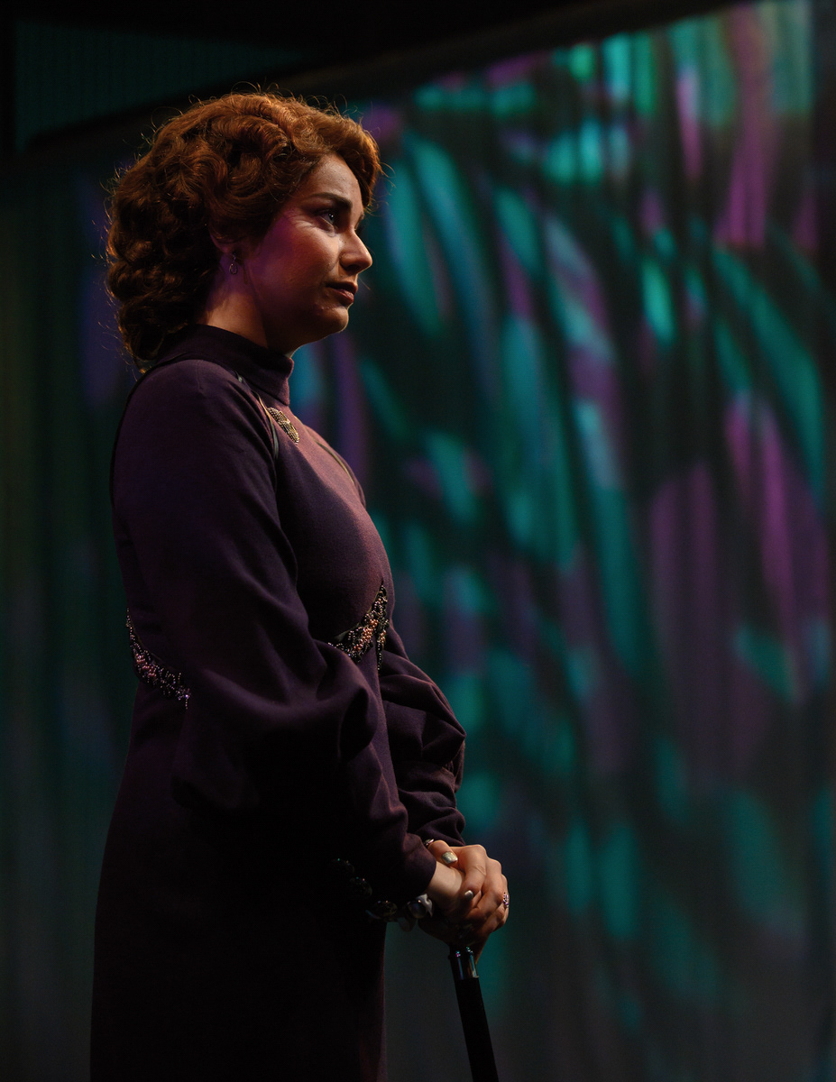 (Julia Sismour) Photographer: Peter Mueller