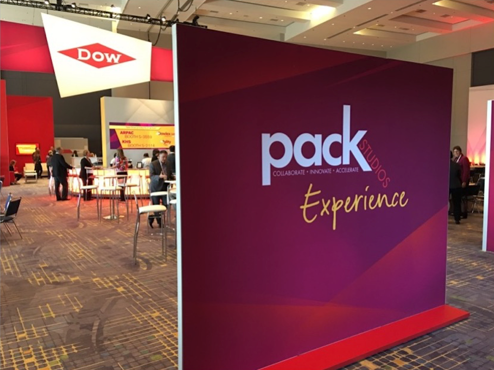 A "floating" wall provided privacy and anticipation when entering the VIP lounge