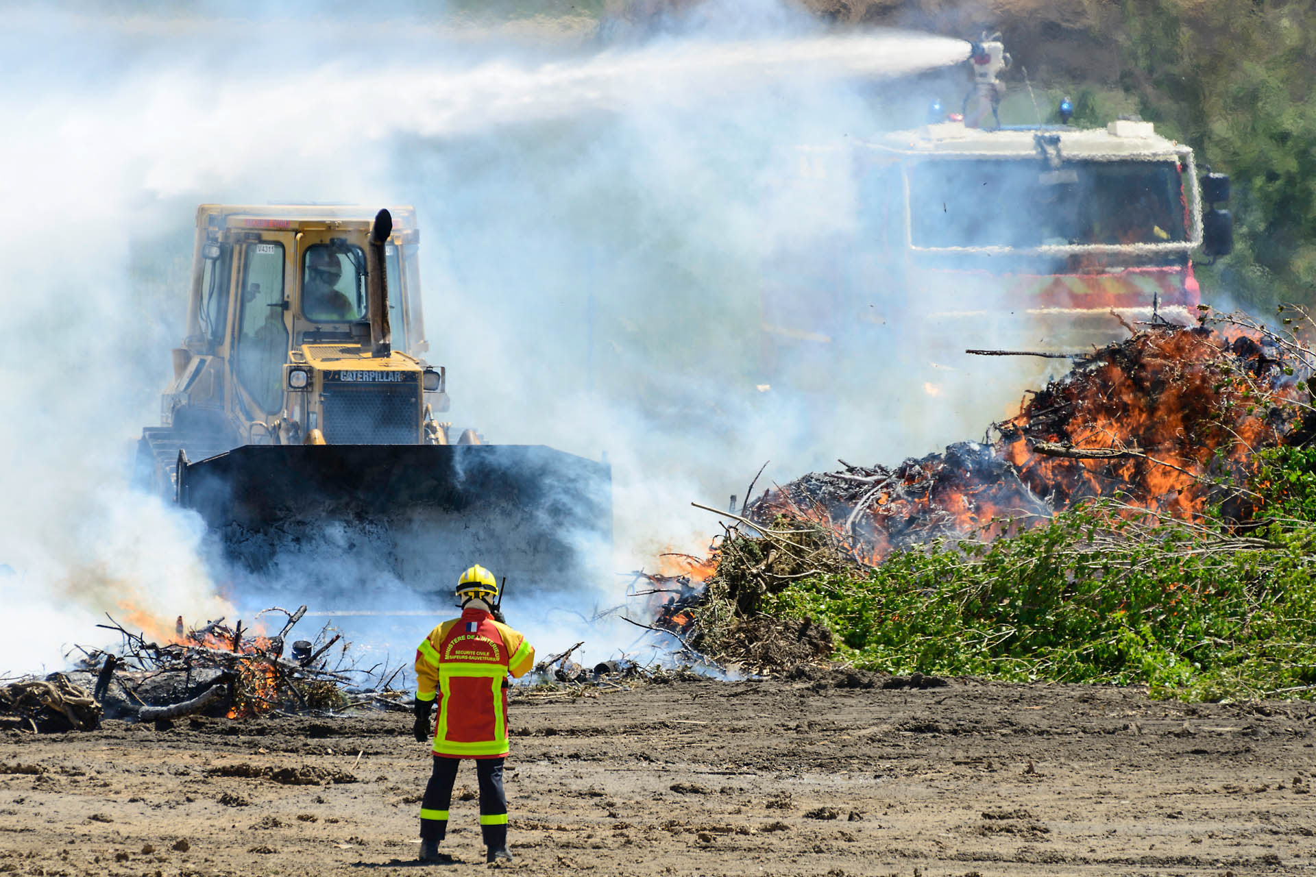 Démonstration d'extinction d'un incendie de forêt