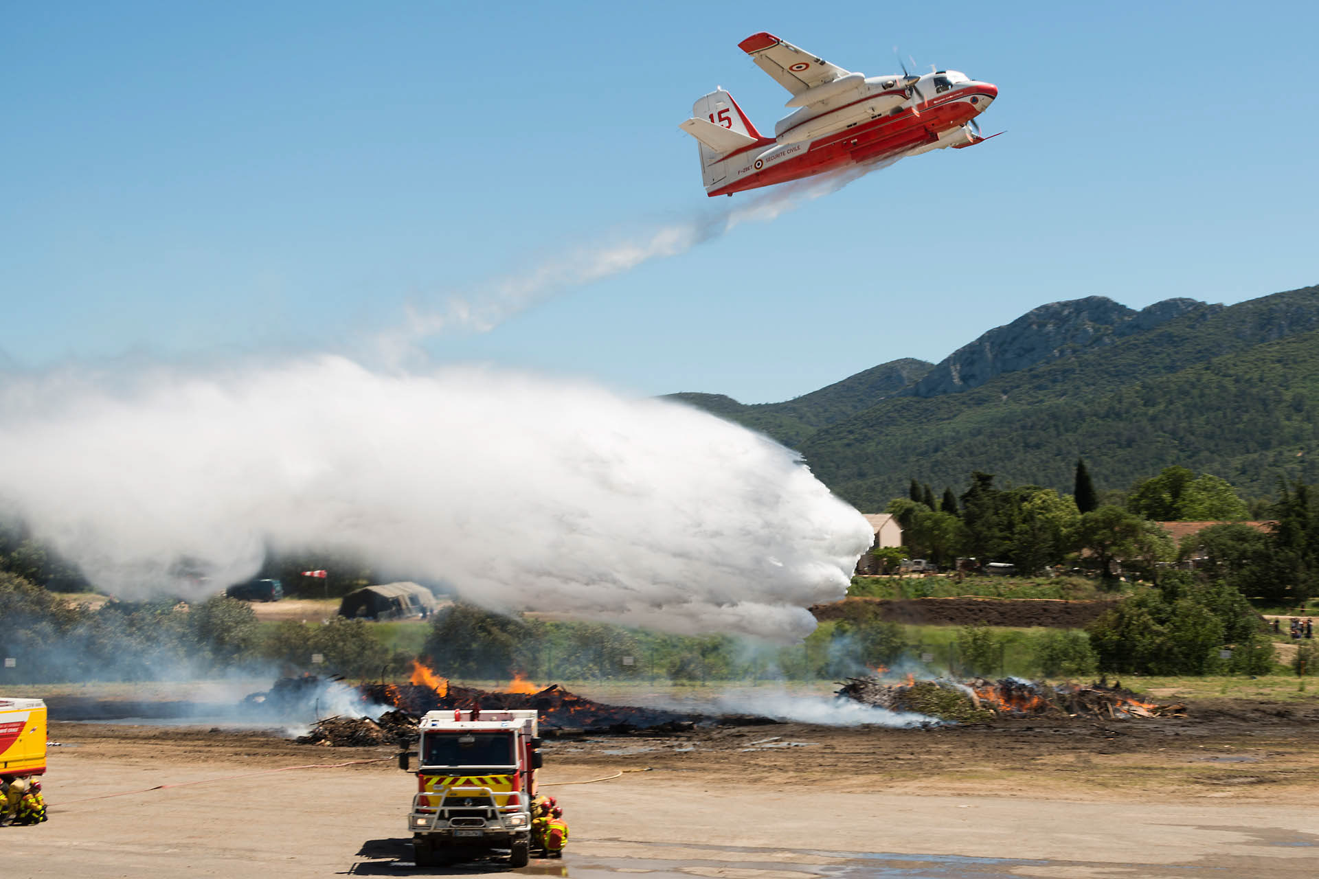 Démonstration d'extinction d'un incendie de forêt, largage par un Tracker S-2FT Turbo Firecat
