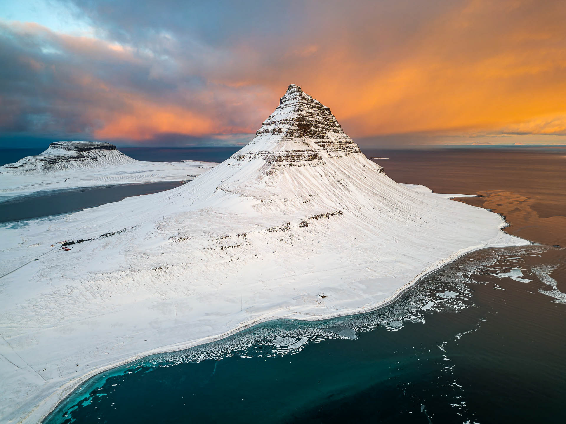 Fjörd Grundarfjörður et mont  Kirkjufell