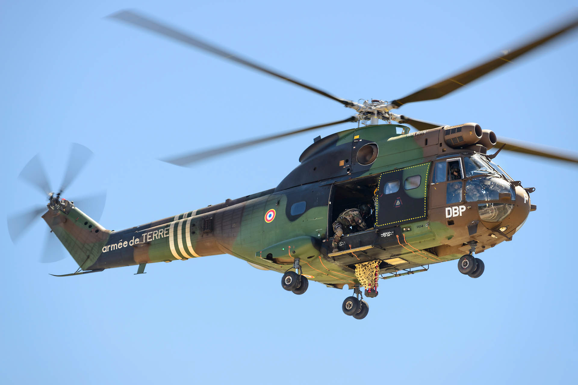 Démonstration d'extinction d'un incendie de forêt, treuillage d'une équipe de pompiers par un Aérospatiale SA-330 Puma