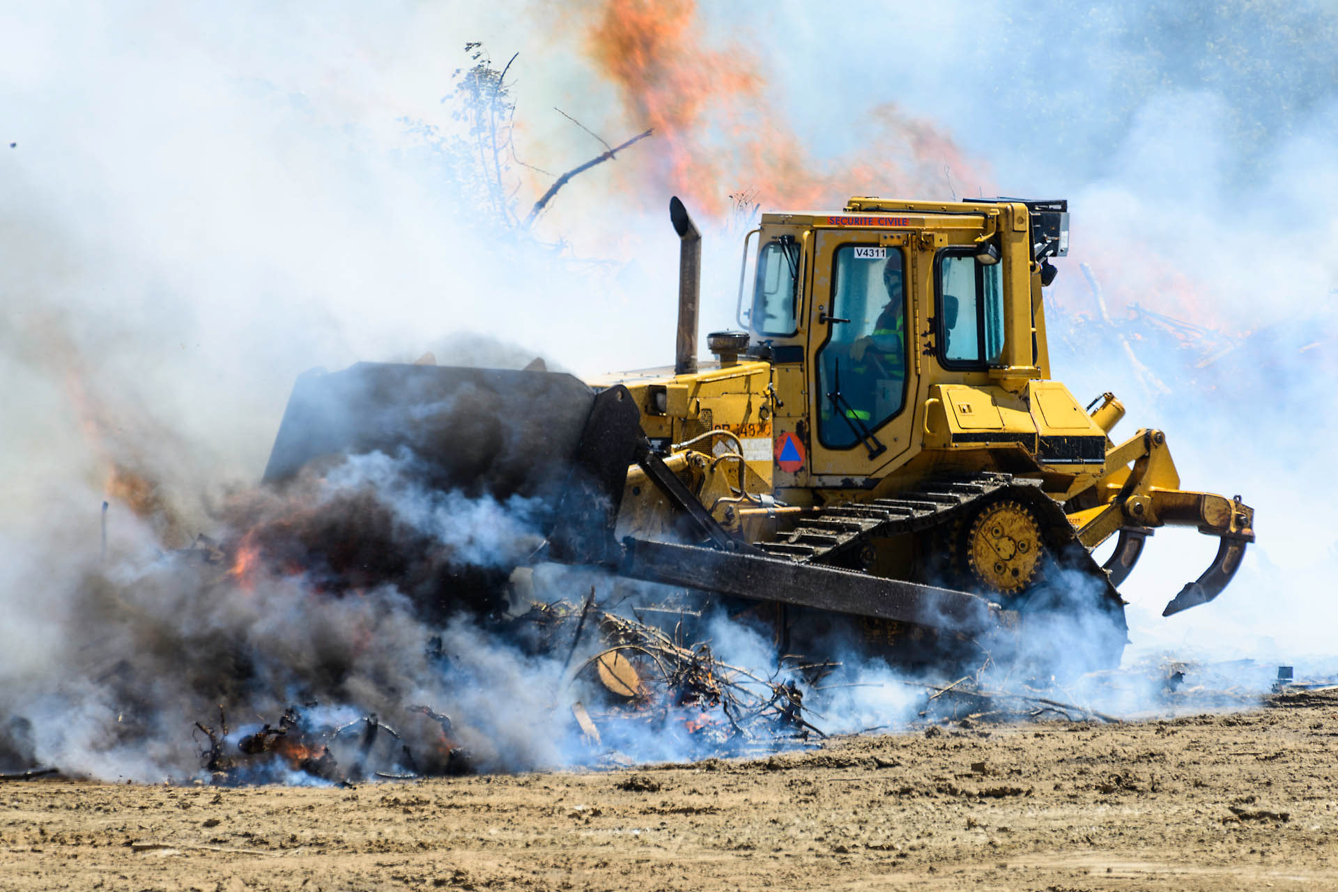 Démonstration d'extinction d'un incendie de forêt