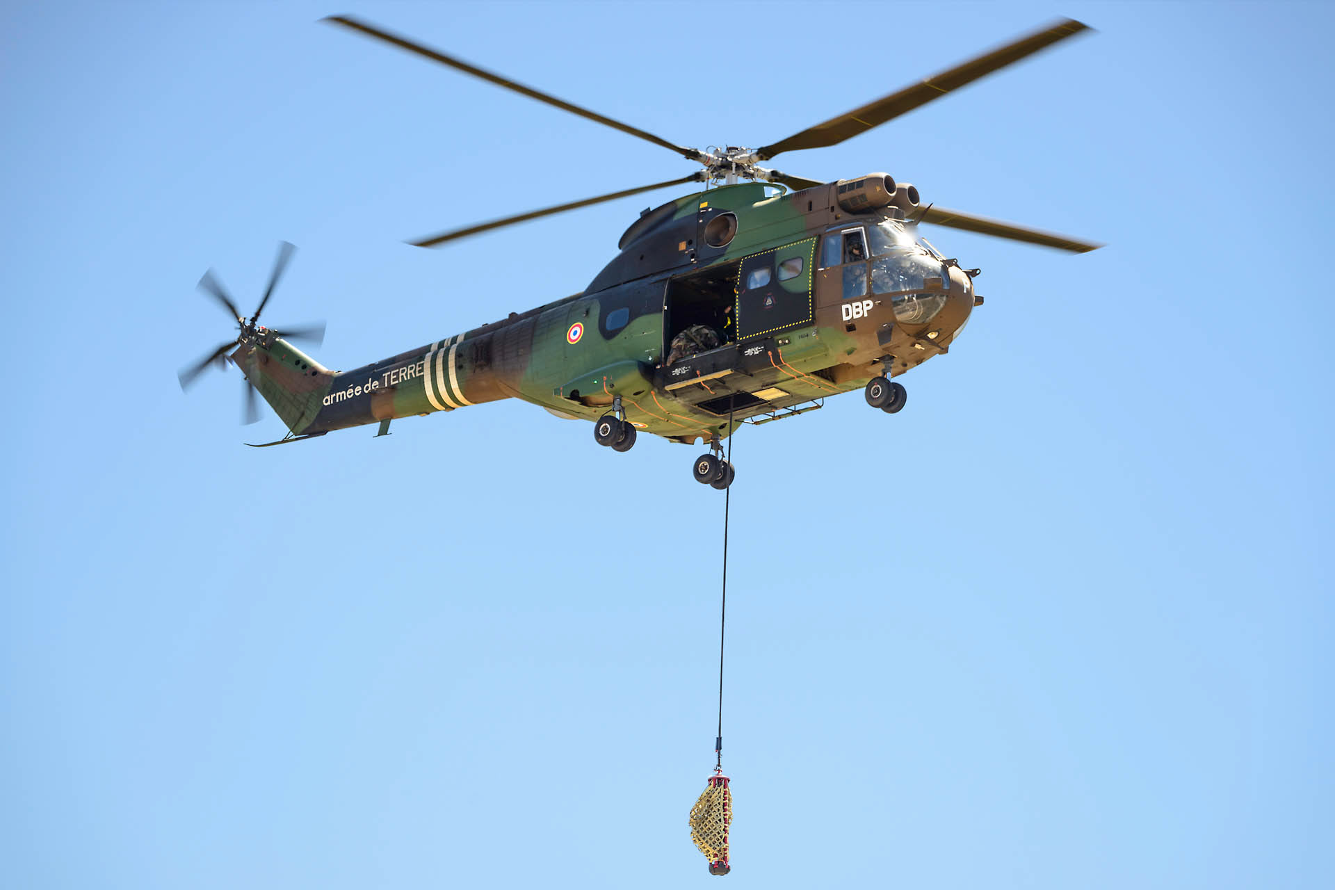 Démonstration d'extinction d'un incendie de forêt, treuillage d'une équipe de pompiers par un Aérospatiale SA-330 Puma