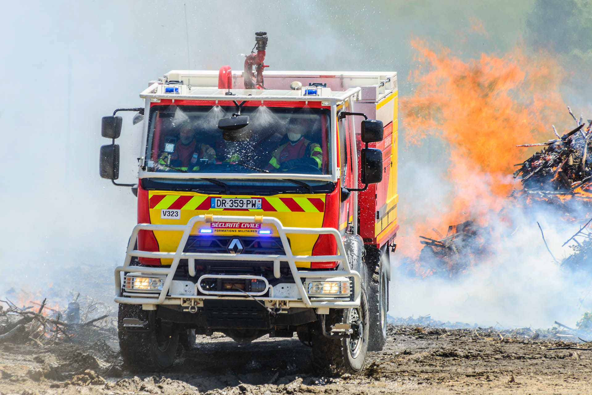 Démonstration d'extinction d'un incendie de forêt