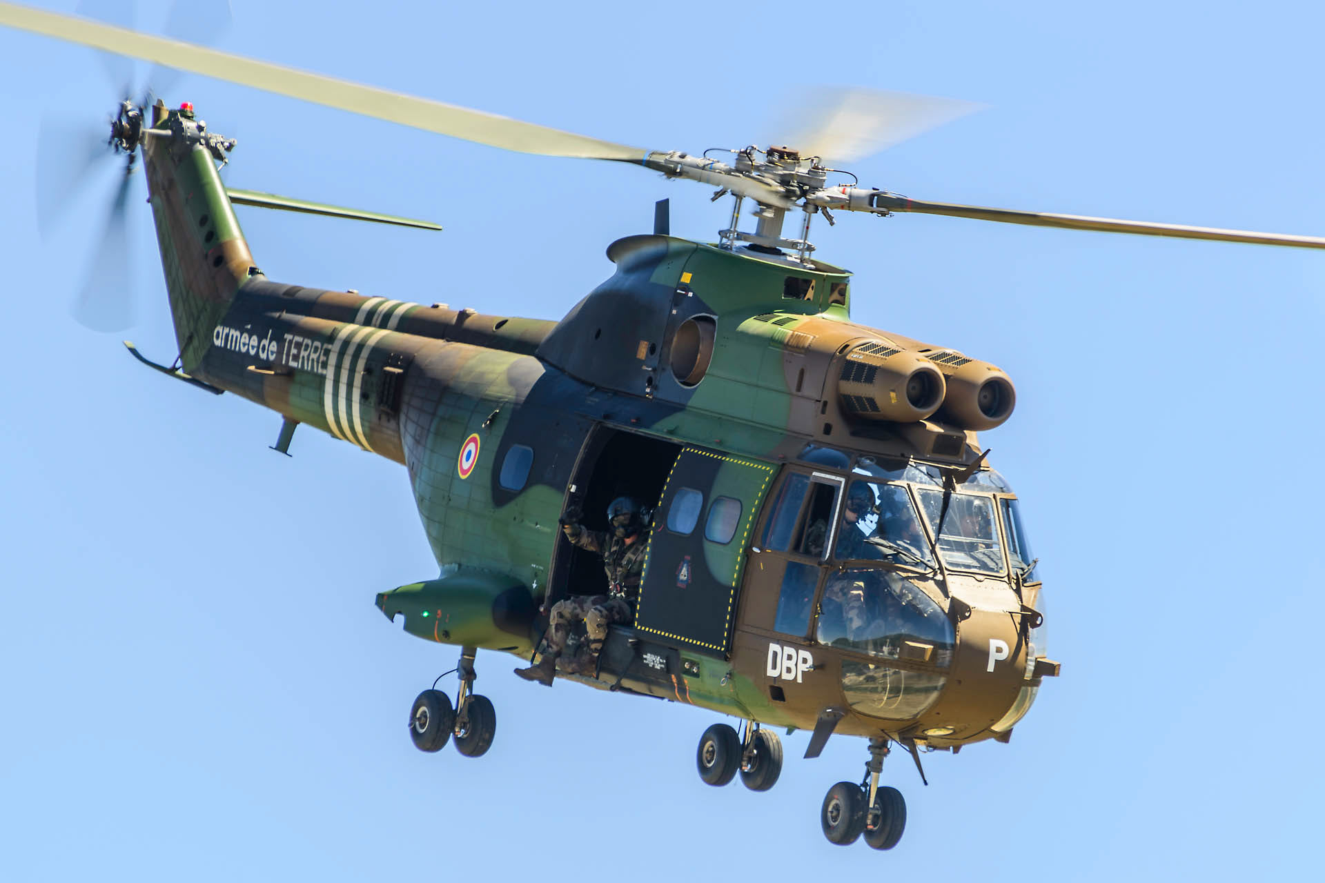 Démonstration d'extinction d'un incendie de forêt, treuillage d'un pompier  par un Aérospatiale SA-330 Puma