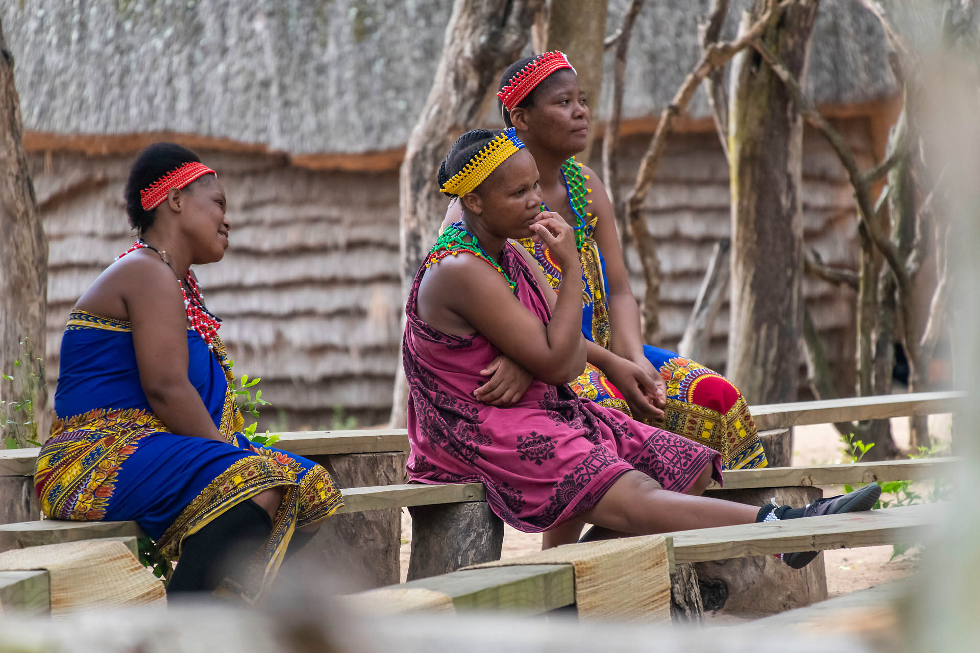 Femmes Zoulou non mariées en tenues traditionnelles