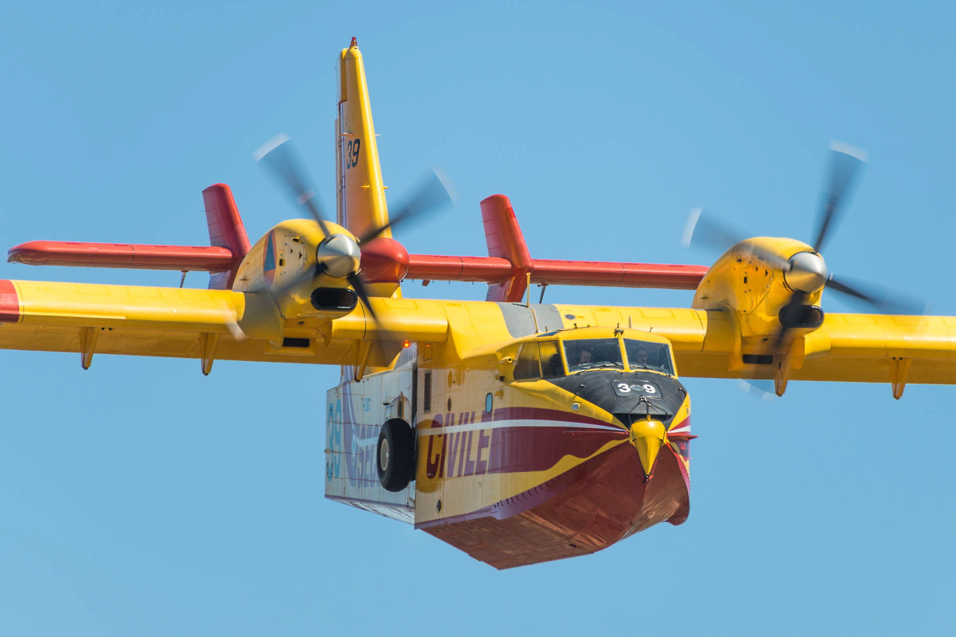 Démonstration d'extinction d'un incendie de forêt, largage par un Canadair CL-415