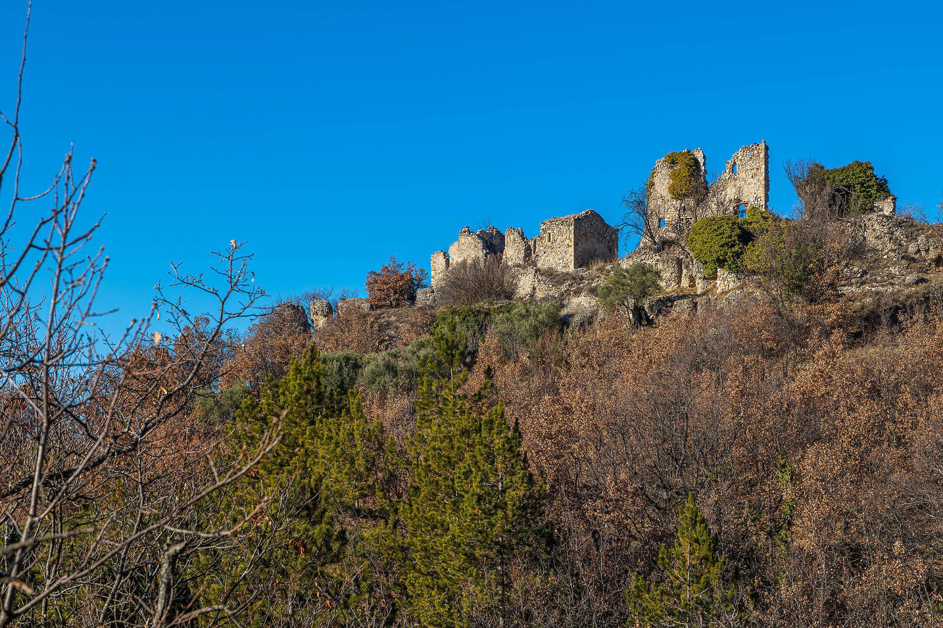 Village abandonné de Lagremuse au-dessus de la vallée de la Bléone (Alpes de haute Provence, France)