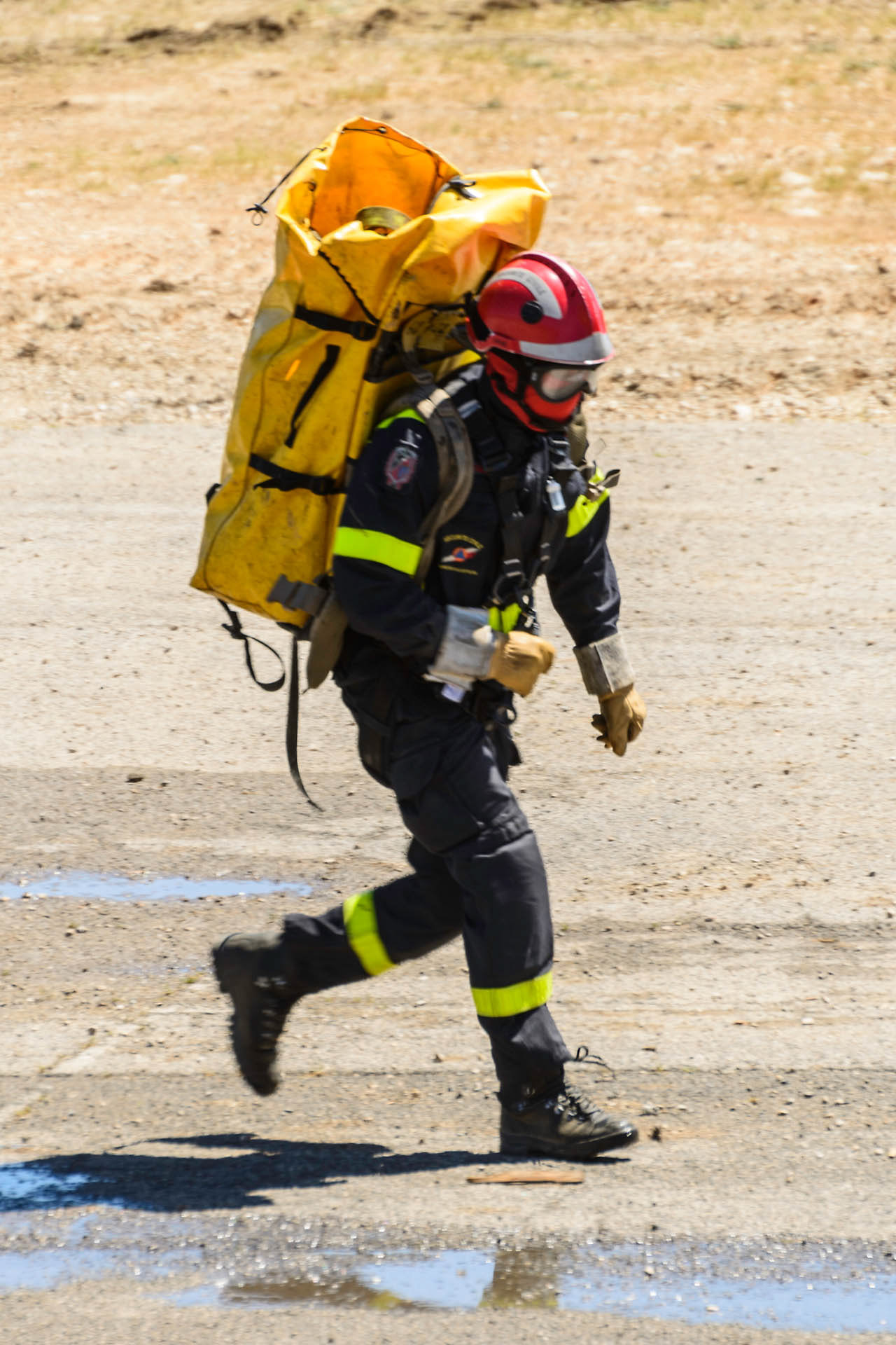 Démonstration d'extinction d'un incendie de forêt, treuillage d'un pompier  par un Aérospatiale SA-330 Puma