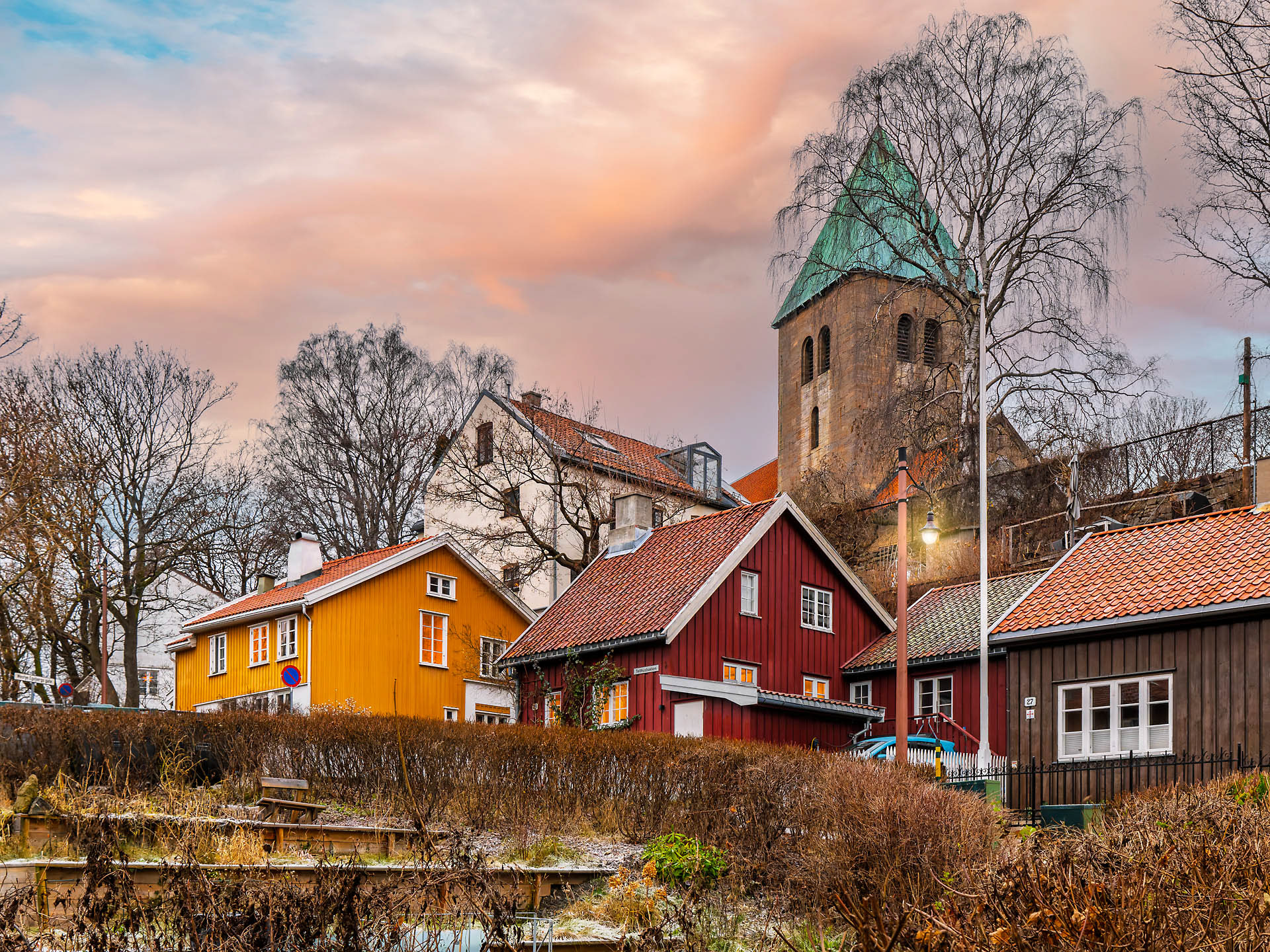 Les jardins Egebergløkka et la rue Telthusbakken, sous l'église Gamle Aker kirke