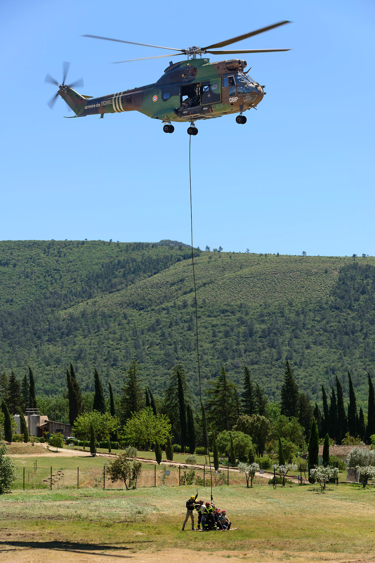 Démonstration d'extinction d'un incendie de forêt, treuillage d'une équipe de pompiers par un Aérospatiale SA-330 Puma