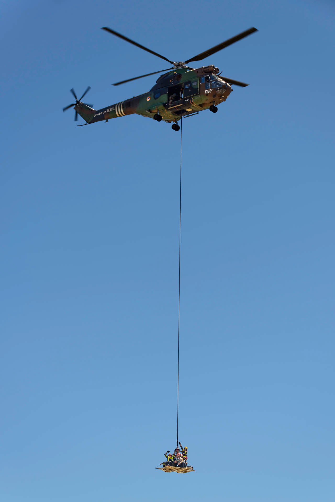 Démonstration d'extinction d'un incendie de forêt, treuillage d'une équipe de pompiers par un Aérospatiale SA-330 Puma