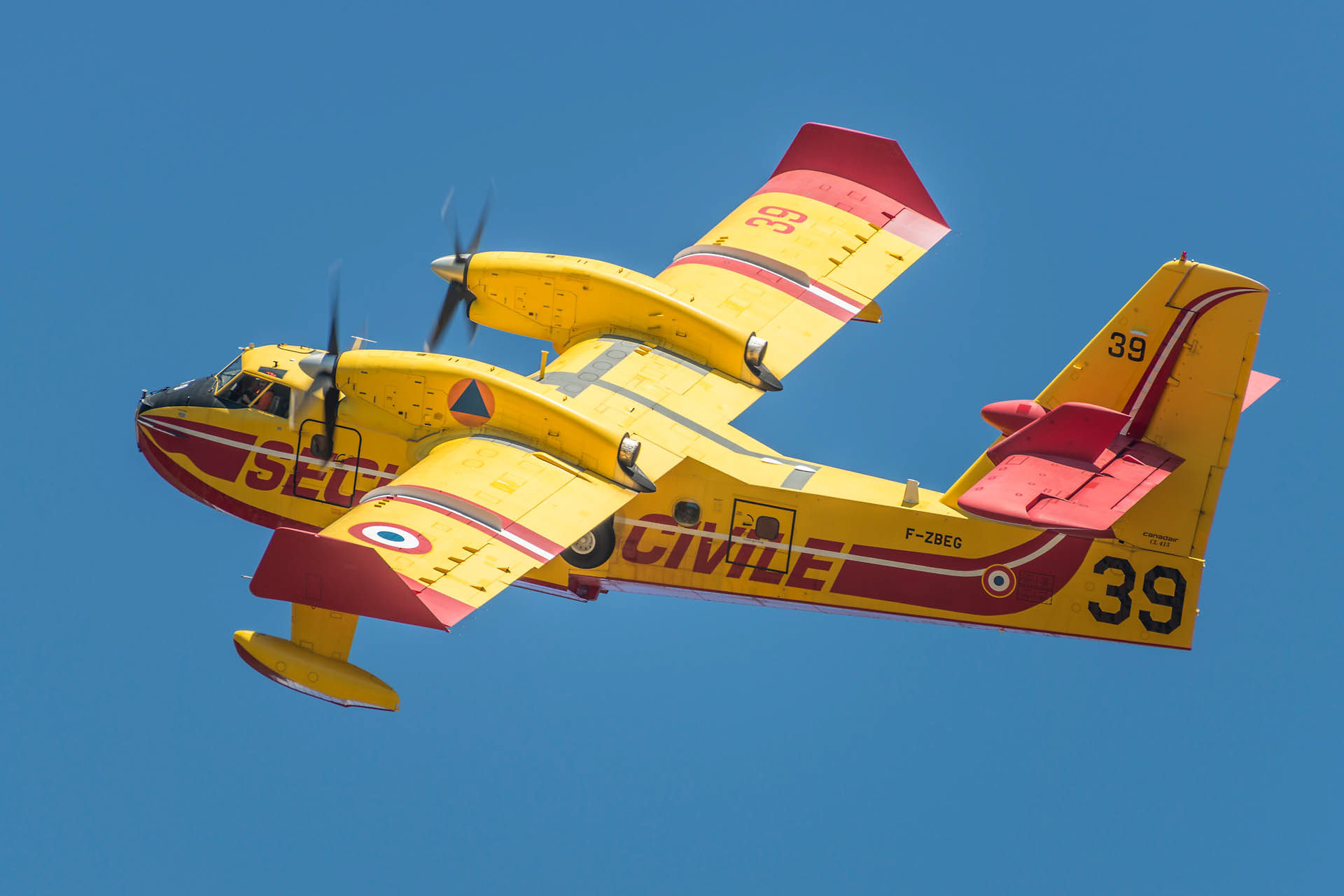Démonstration d'extinction d'un incendie de forêt, largage par un Canadair CL-415
