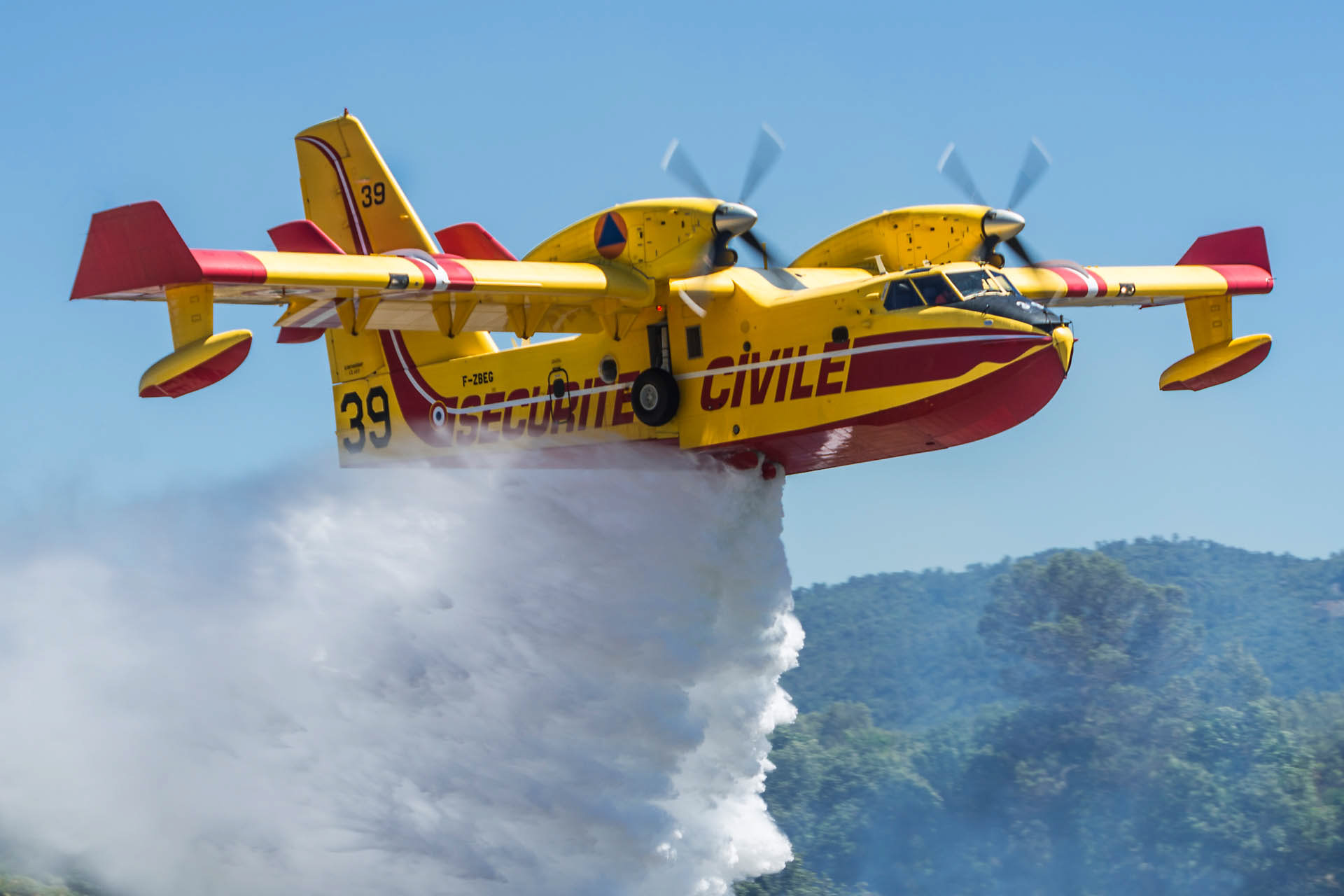 Démonstration d'extinction d'un incendie de forêt, largage par un Canadair CL-415