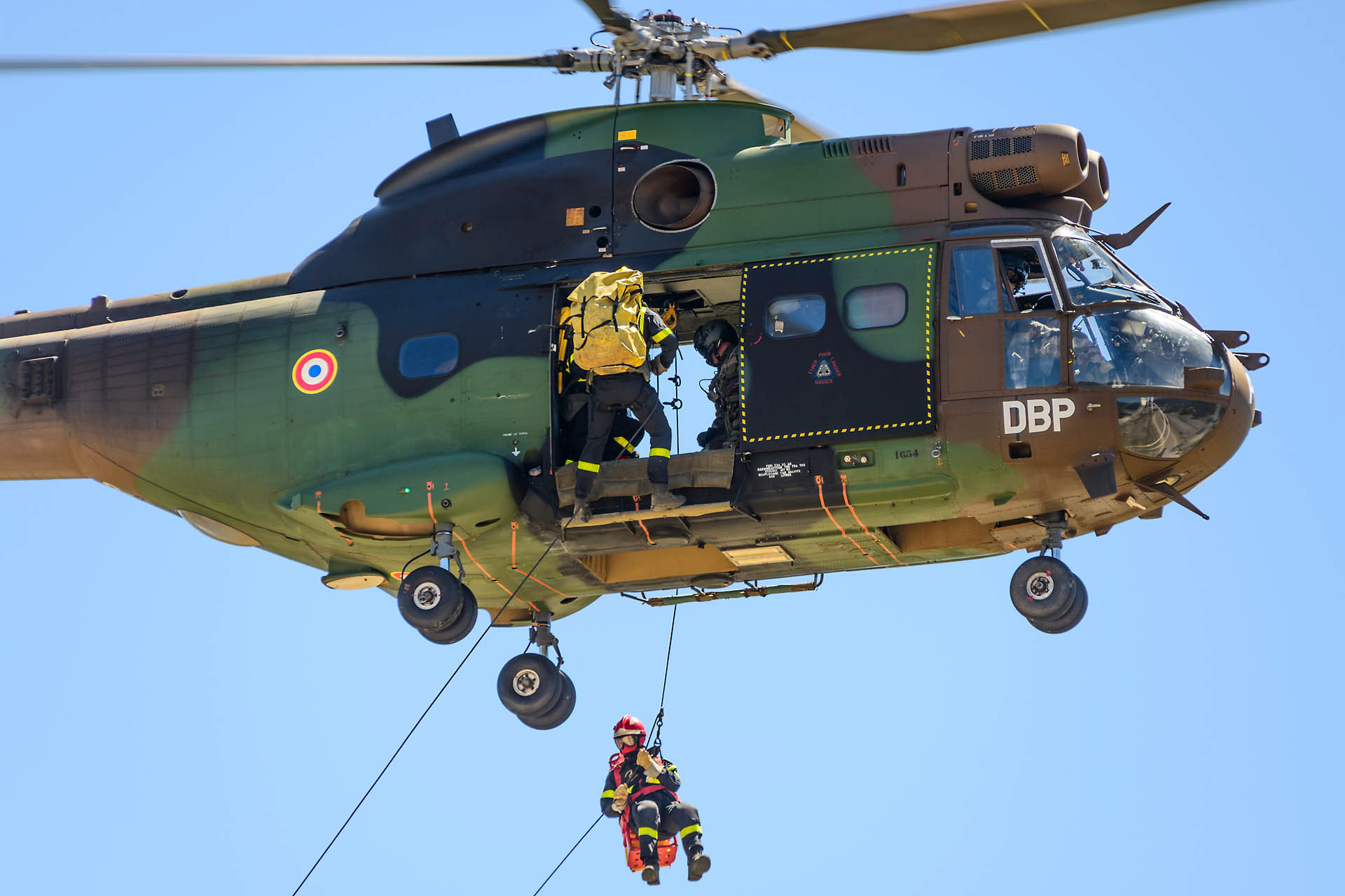 Démonstration d'extinction d'un incendie de forêt, treuillage d'un pompier  par un Aérospatiale SA-330 Puma