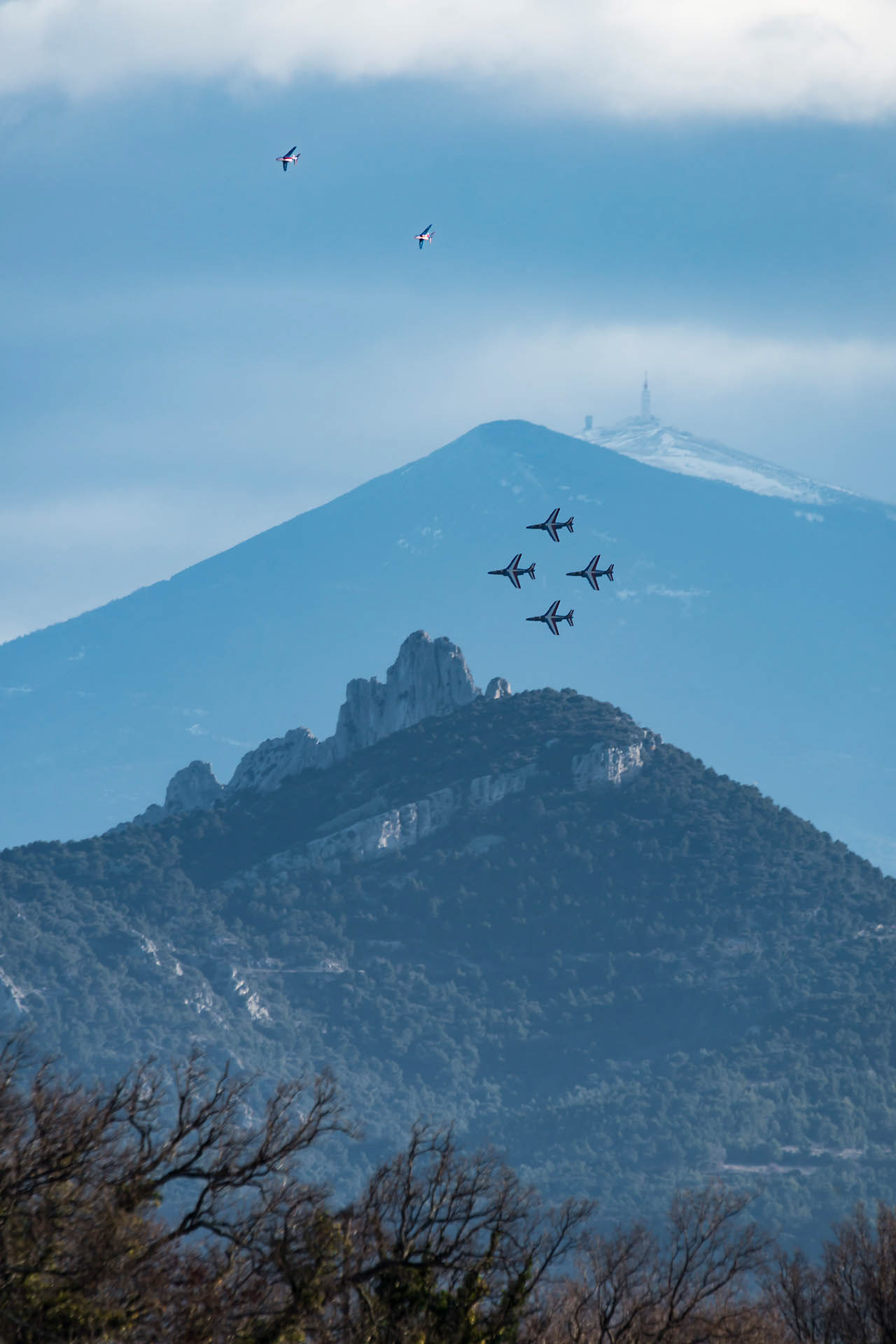 Dassault Dornier Alphajet de la Patrouille de France en entraînement, au dessus des dentelles de Montmirail & devant le mont Ventoux