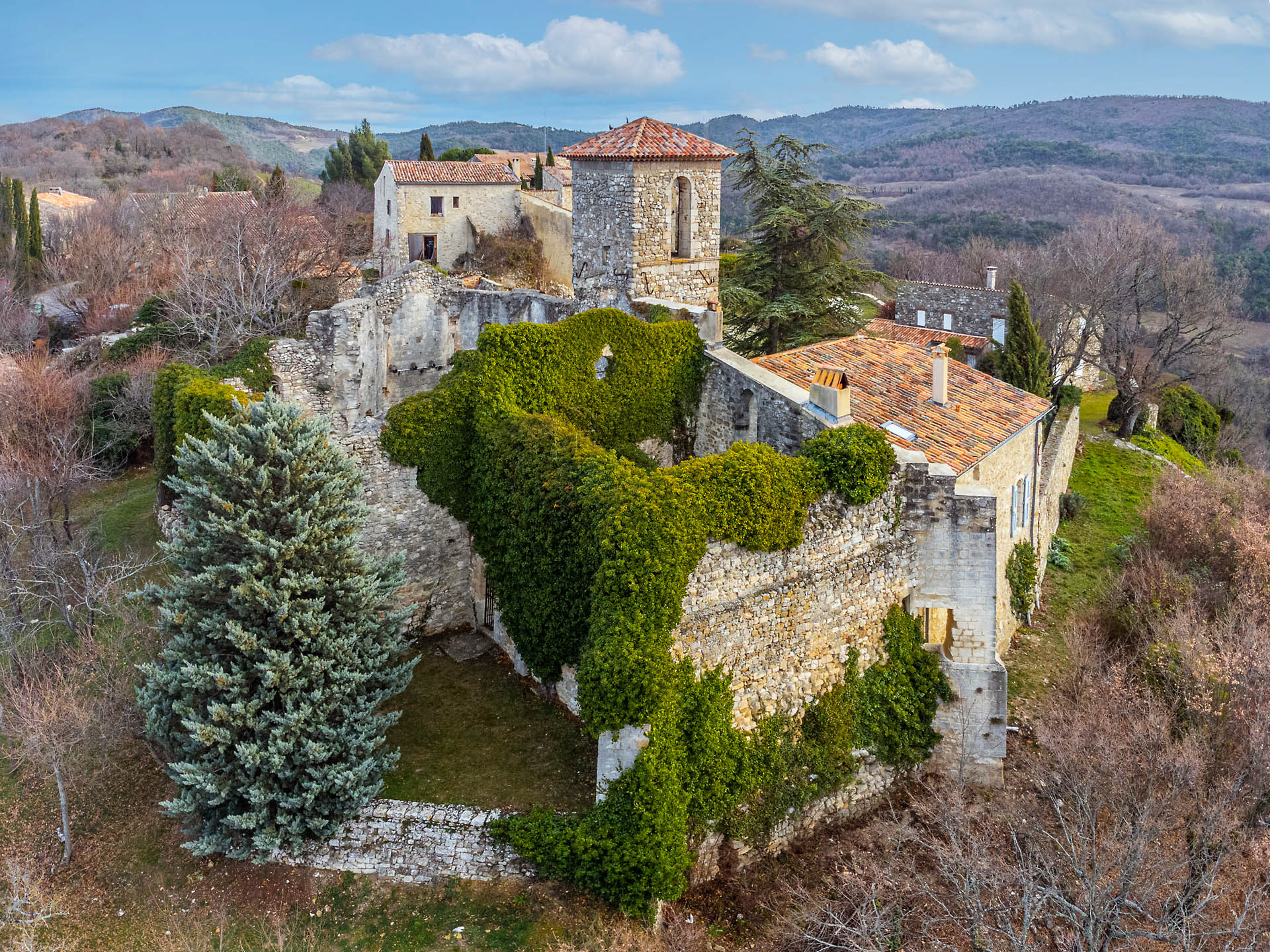 Ruines de l'église Notre Dame des Neiges, Montjustin (Alpes de haute Provence, France)