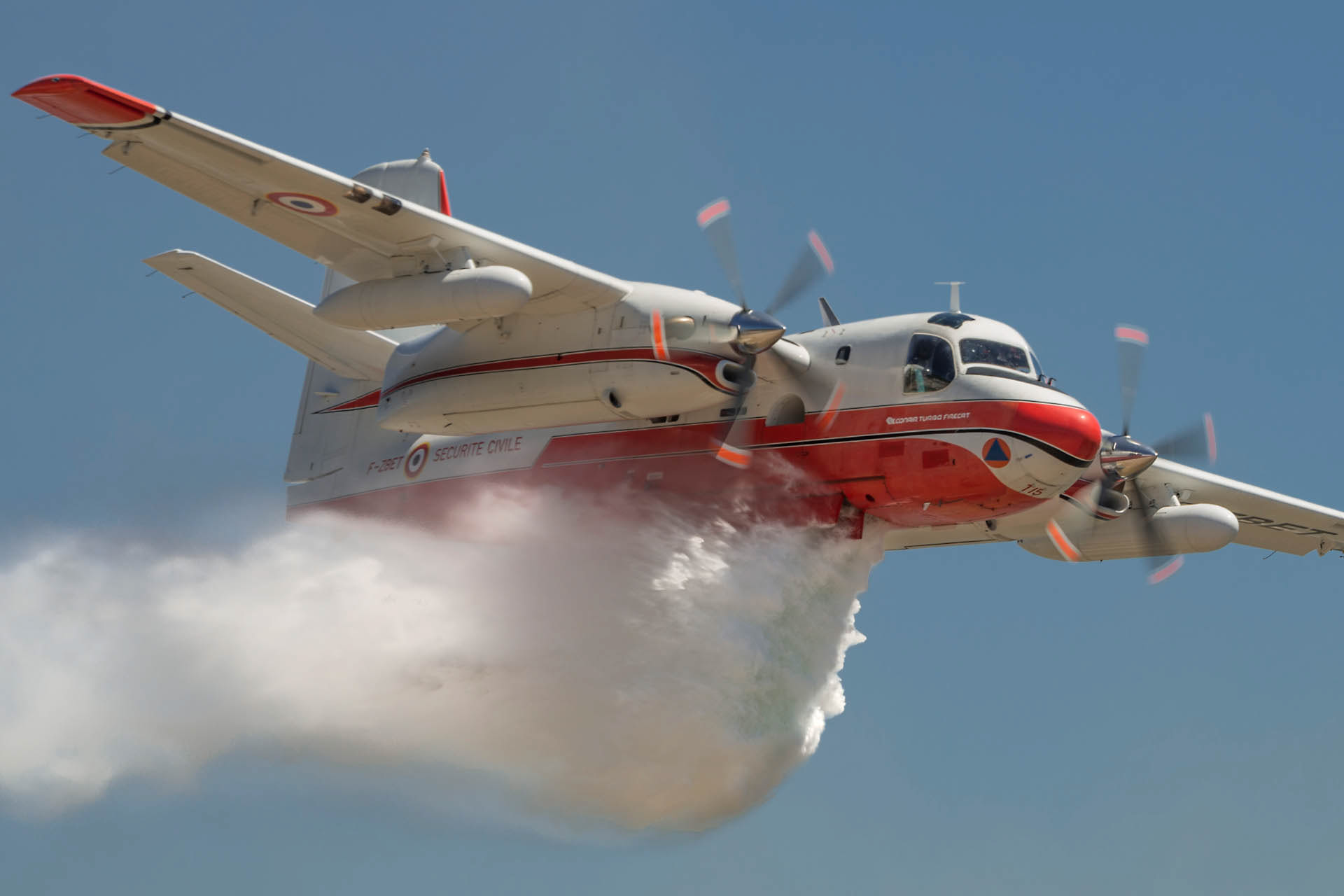 Démonstration d'extinction d'un incendie de forêt, largage par un Tracker S-2FT Turbo Firecat