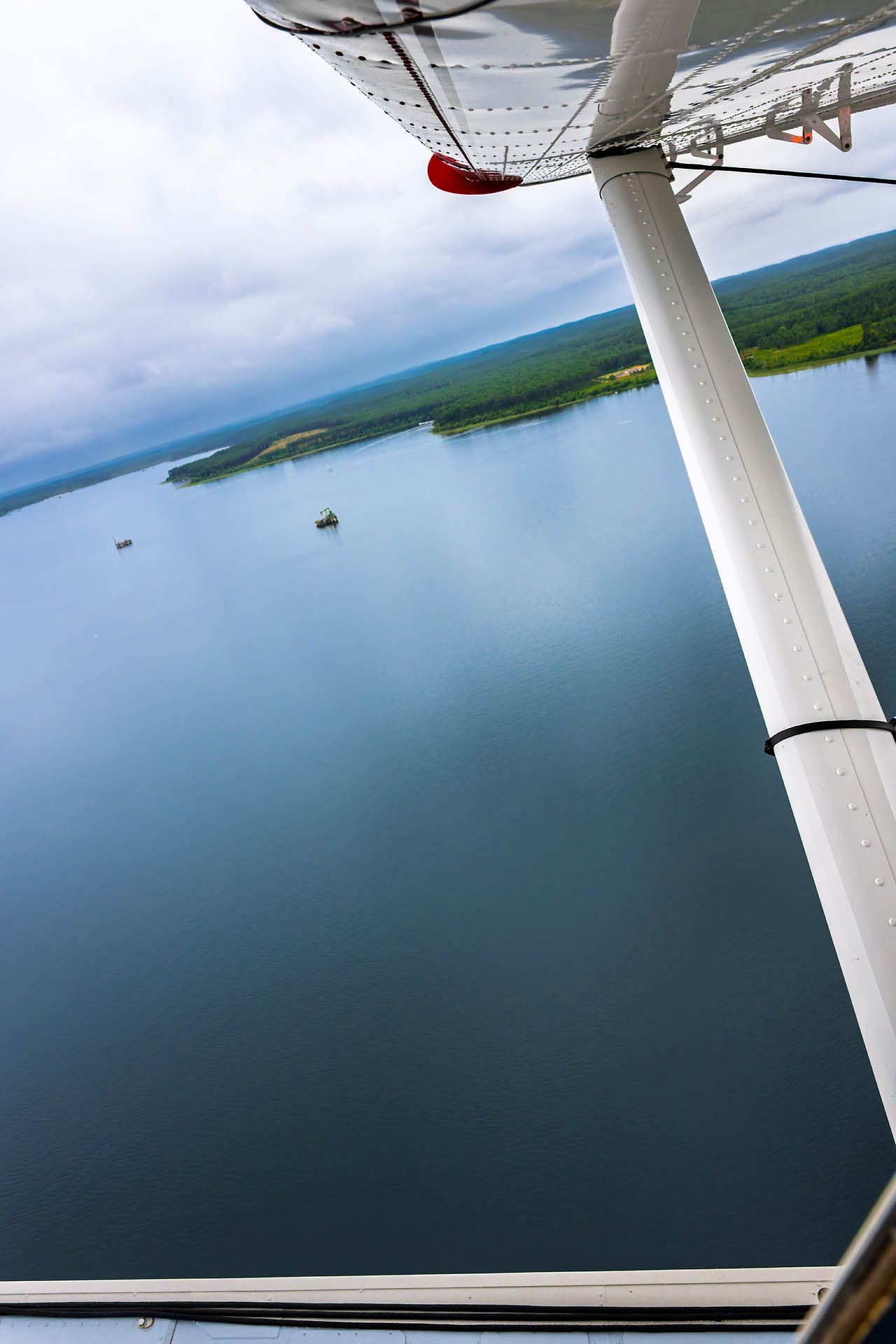 Le lac de Biscarosse, avec des plateformes pétrolières